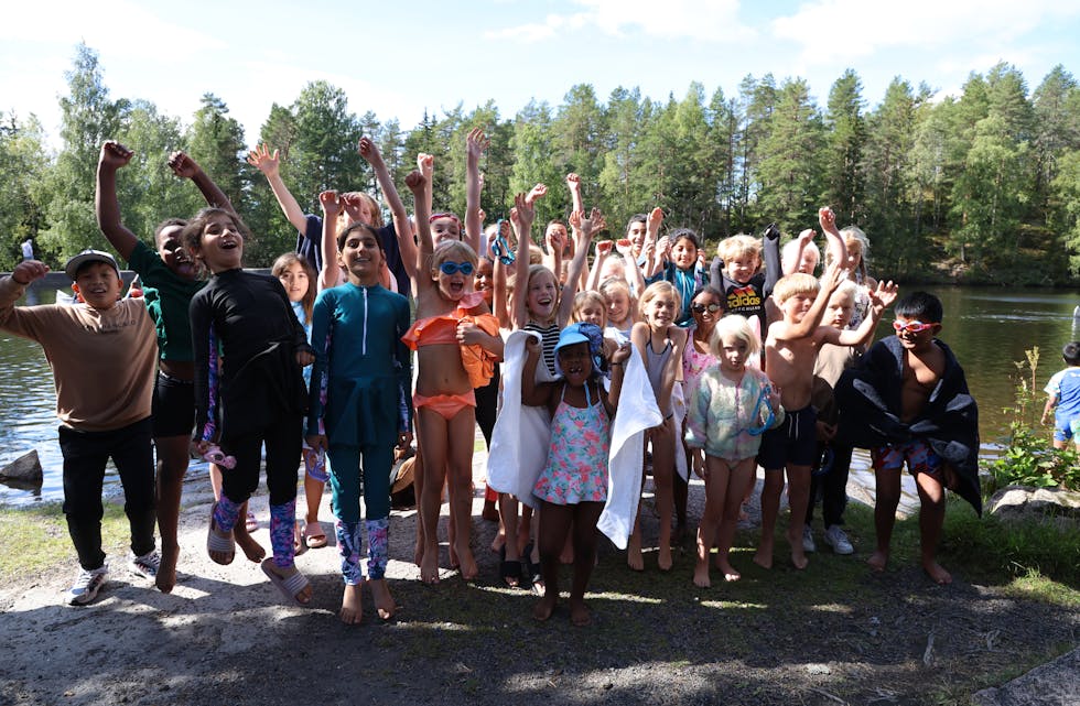 SVØMMEGLEDE: Entusiasmen fra barna kunne høres lang vei, like før de hoppet i vannet – én etter én.