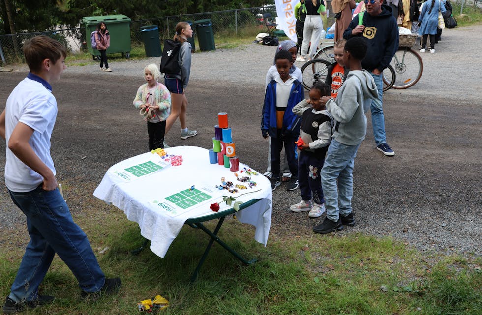 Edvard hadde kontroll på «Kast på boksen» og delte ut sjokolade til alle som hadde lyst på en Twist.