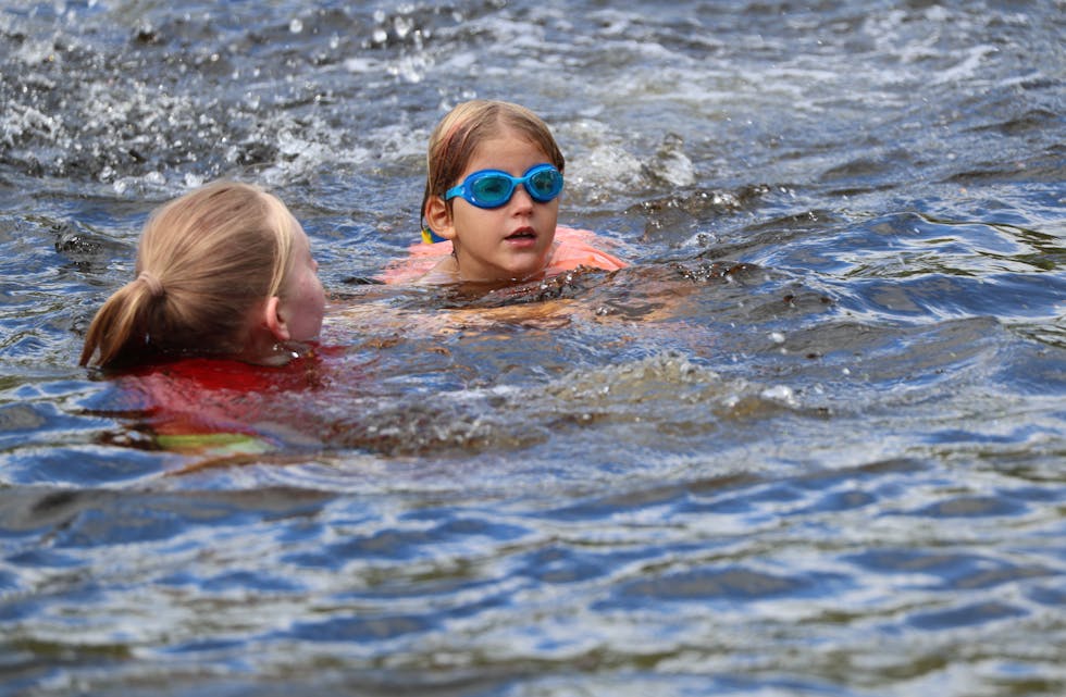 I AKSJON: Selv om teknikk og stiler var varierende, kom alle 52 barna seg i mål på Svømmedagen.