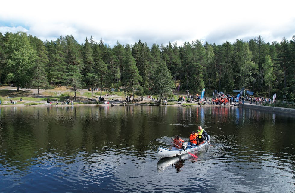 Speiderleder Anders er ute med kanoen på Badedammen under svømme- og aktivitetsdagen.