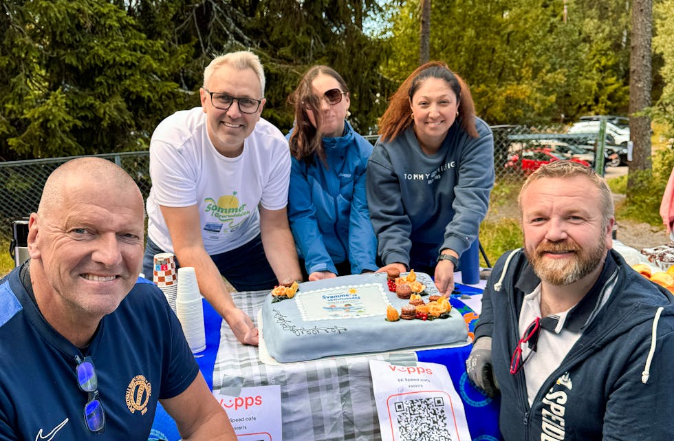 SJEKK DEN KAKA: Kristian Austveg (f.v.) og Svømmeklubben Speed hadde bestilt en helt spesiell 25 års jubileumskake for arrangementet. Øystein Kielland i avisa fikk æren av å få det første stykket. Renata Wyrwinska og Fatemeh Wozniak bemannet Speed-kiosken, mens Anders Røberg-Larsen lader opp til å ta imot alle som vil padle kano.