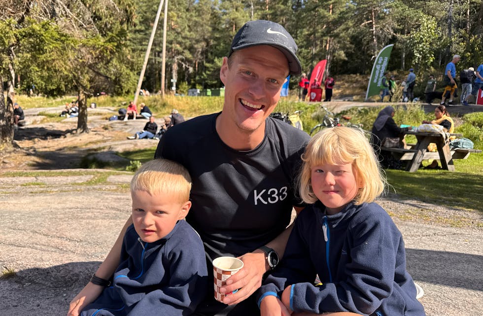 FAMILIE PÅ TUR: Magnus og Ada hadde tatt turen til Badedammen sammen med pappa Torbjørn.