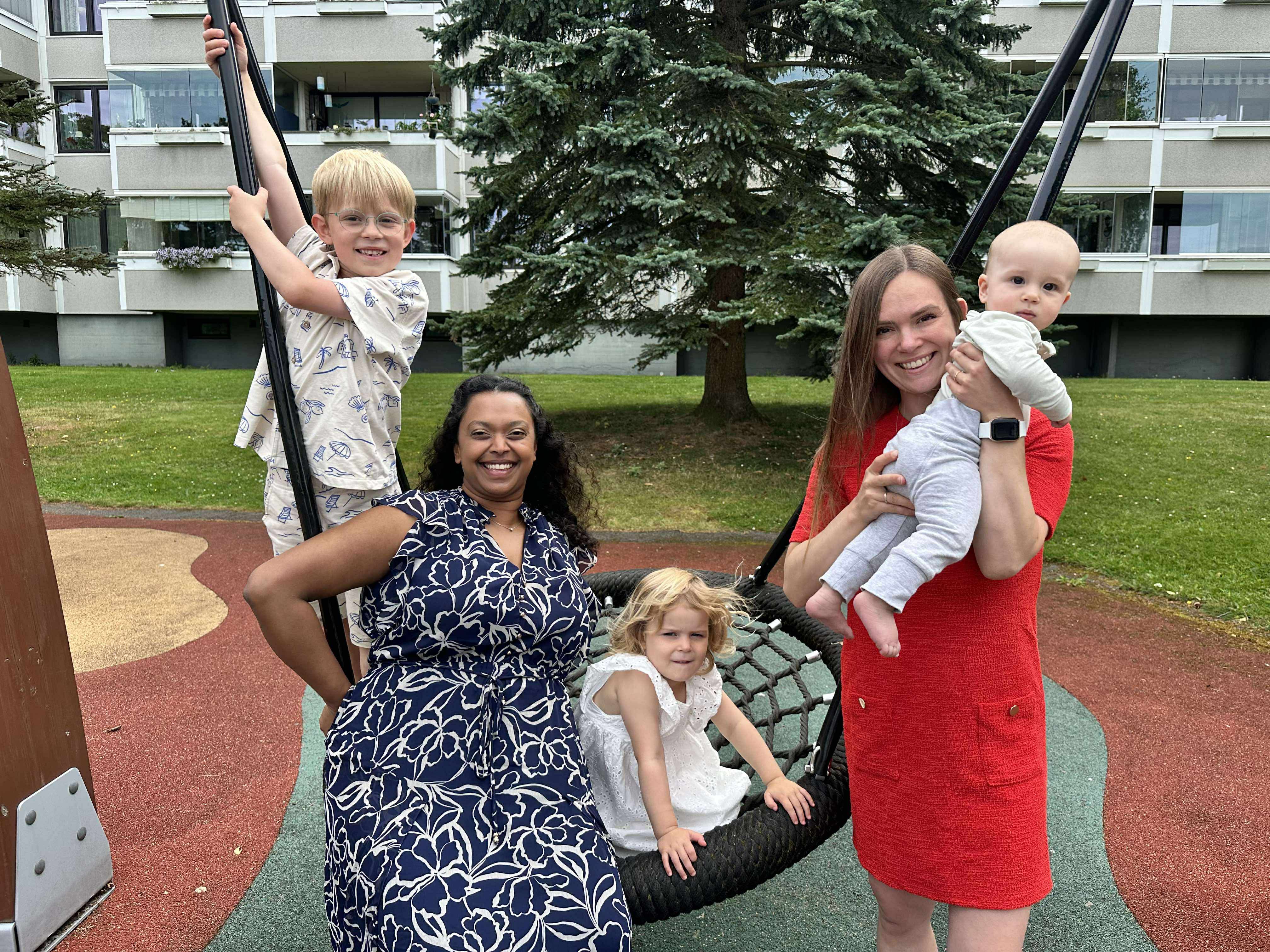 JA TIL BARN: Arbeiderpartiet håper på baby-boom med lavere priser i barnehagen. Her med stortingspolitiker Kamzy Gunaratnam (t.v), Mari Morken og hennes tre barn.