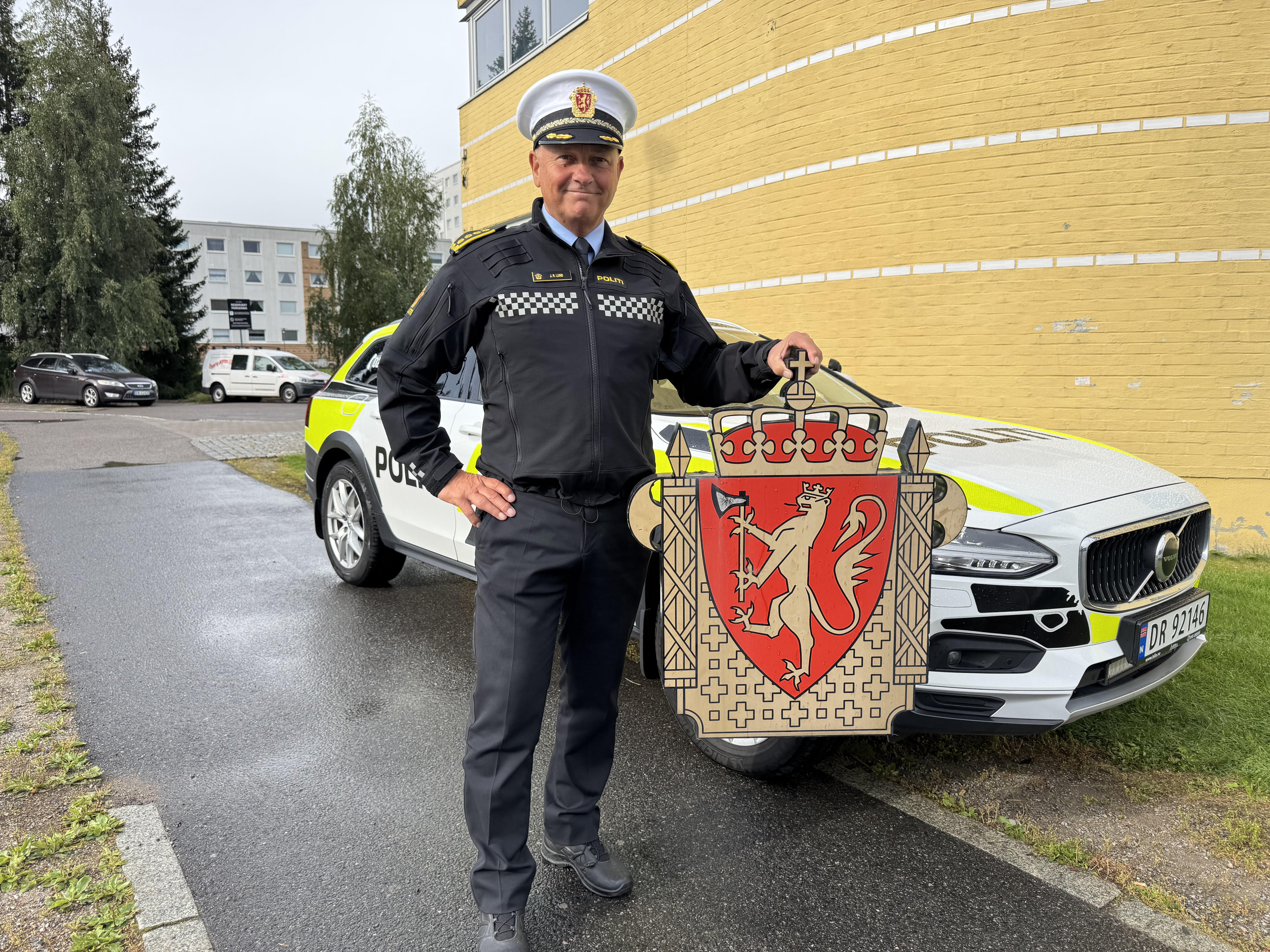 HISTORIE: Den gamle logoen og bokstavene blir oppbevart trygt på den nye politistasjonen og er en del av historien til politiet i Groruddalen, forteller John Roger Lund. 
