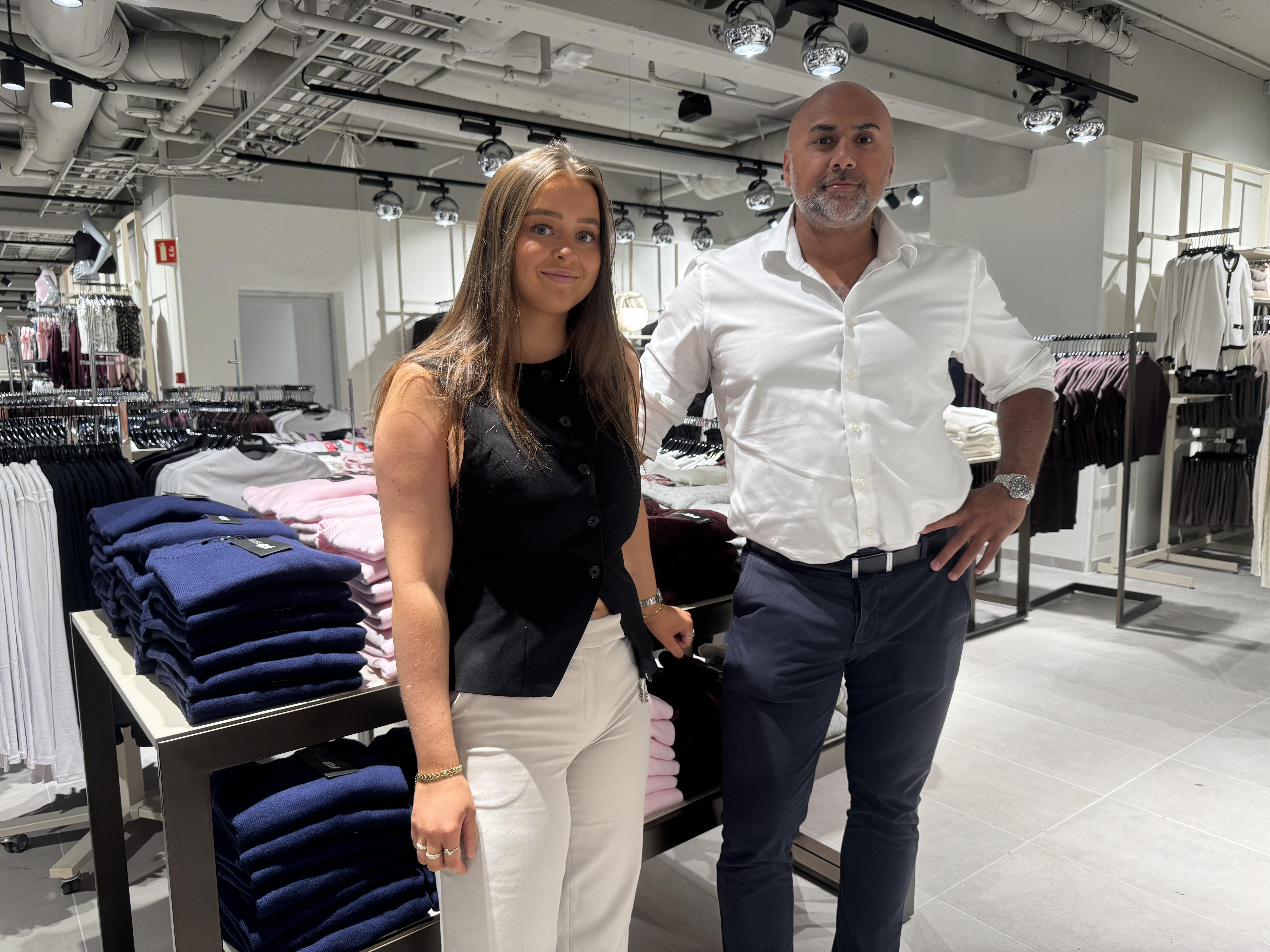 NY SATS: Butikksjef Betija Bratkus er stolt over å lede Oslos første New Yorker-butikk. Her med Irfan Akram.