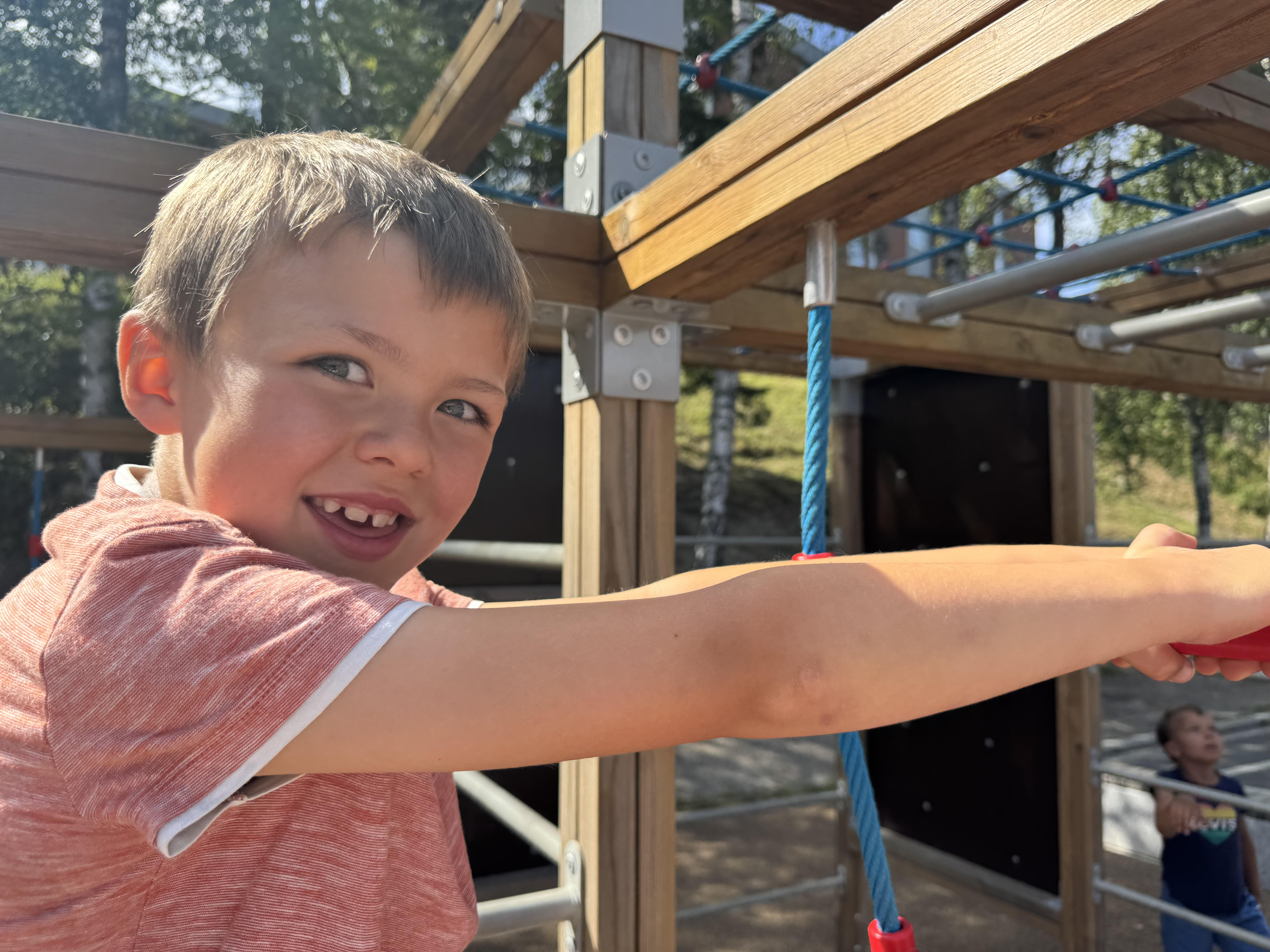 PÅ RIKTIG STED: Det skal lekes og gjerne spises kake, men man må også lære, spår Nils, som særlig ser fram til å lære seg engelsk.