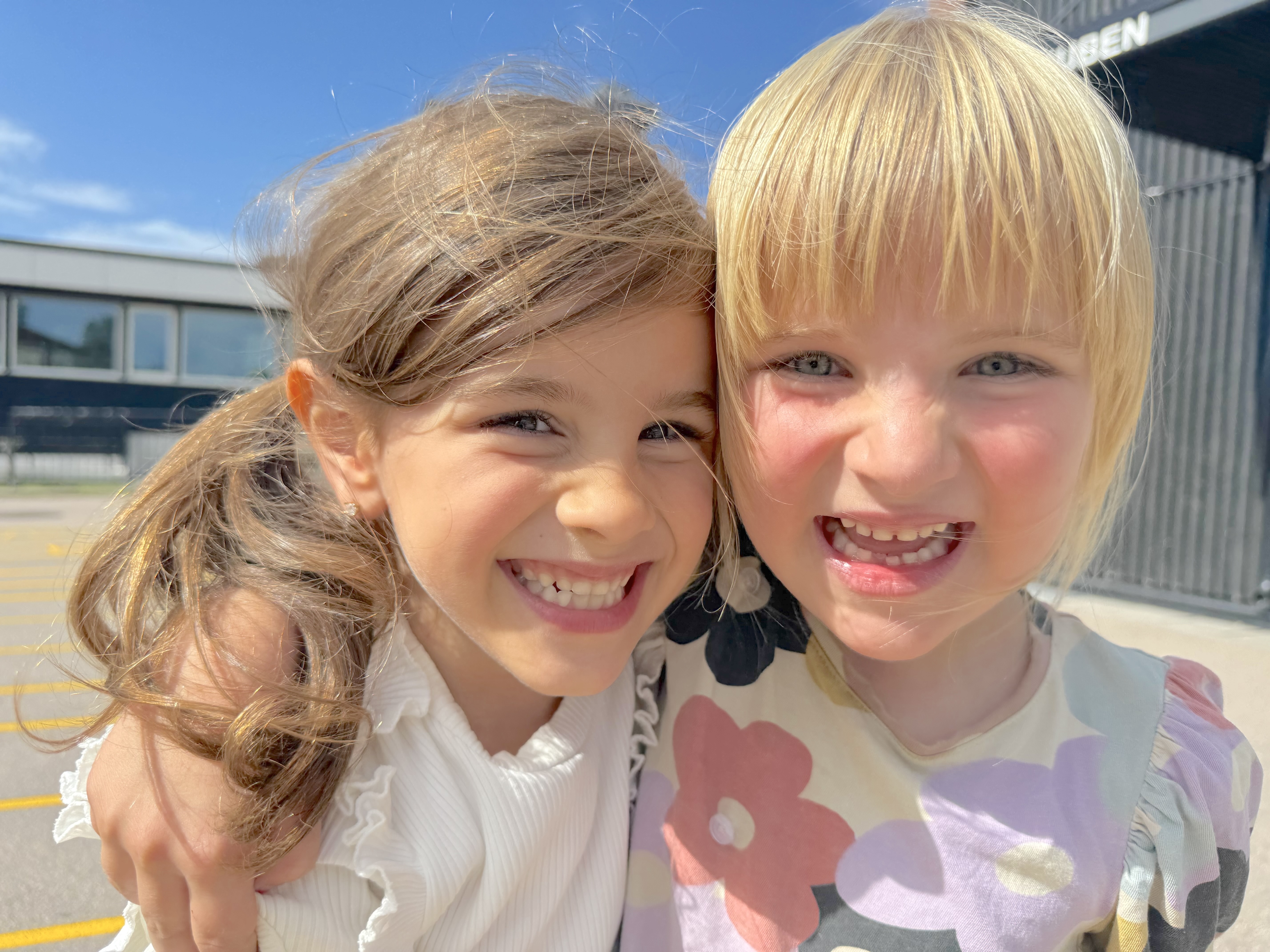 STOR STAS: Noela og Hedvig hadde mye de ville si om den kommende elevtilværelsen. 