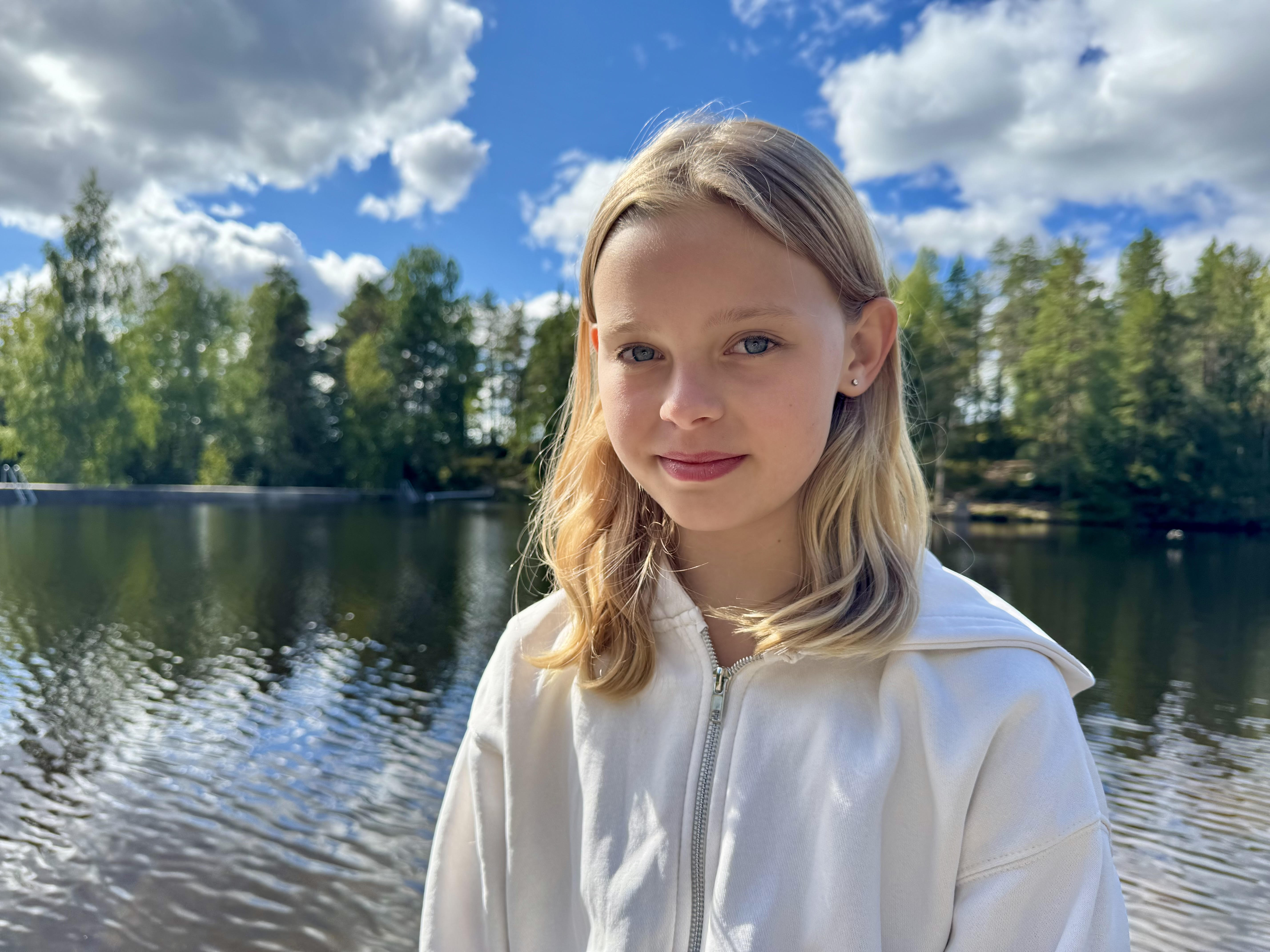 Tilde (11 år) gleder seg til å ta svømmeknappen på lørdag.