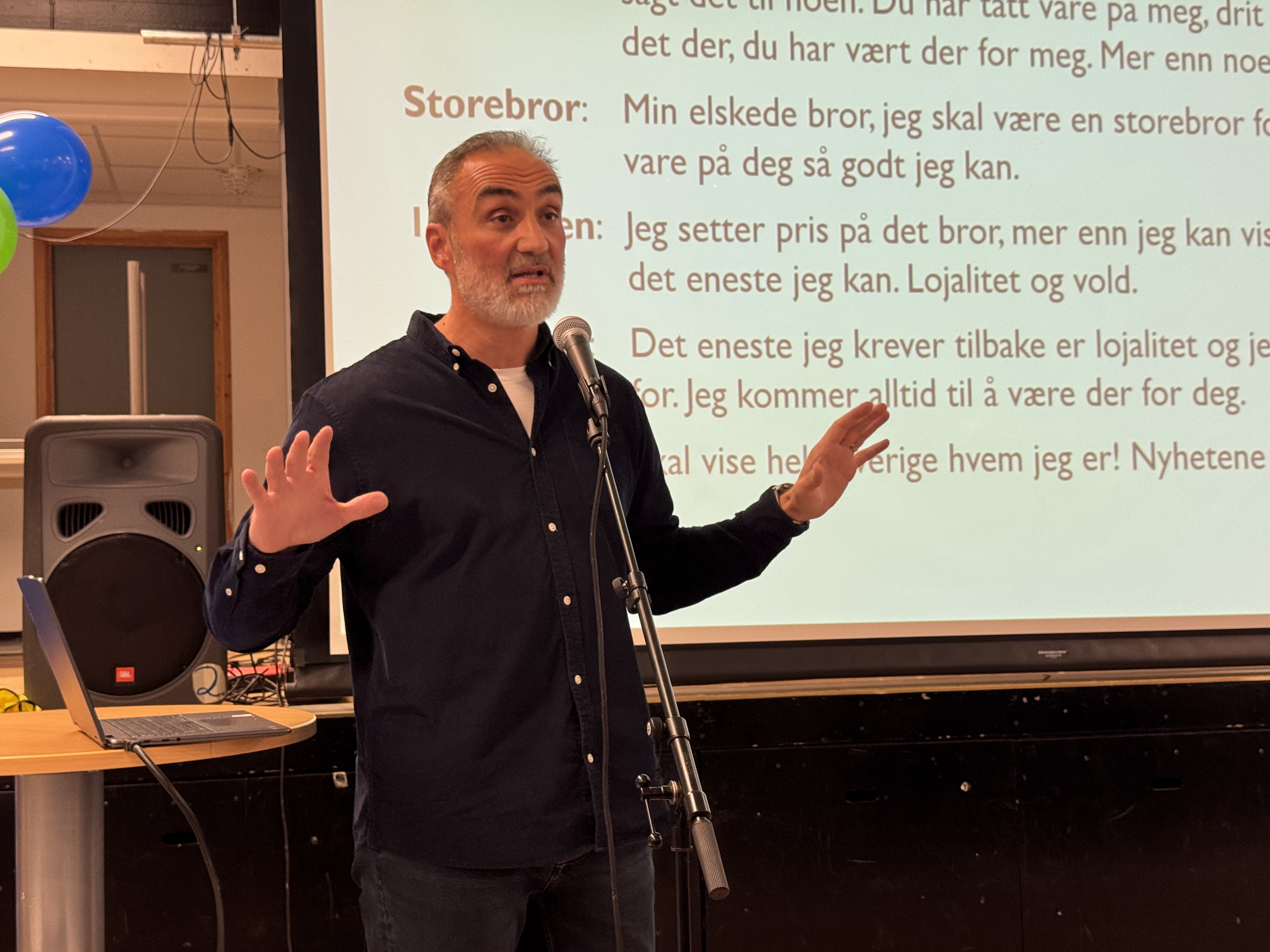 HAUGERUD ONSDAG KVELD: Psykolog Zemir Popovac holdt et sterkt og engasjerende innlegg om relasjoners betydning for barns utvikling.