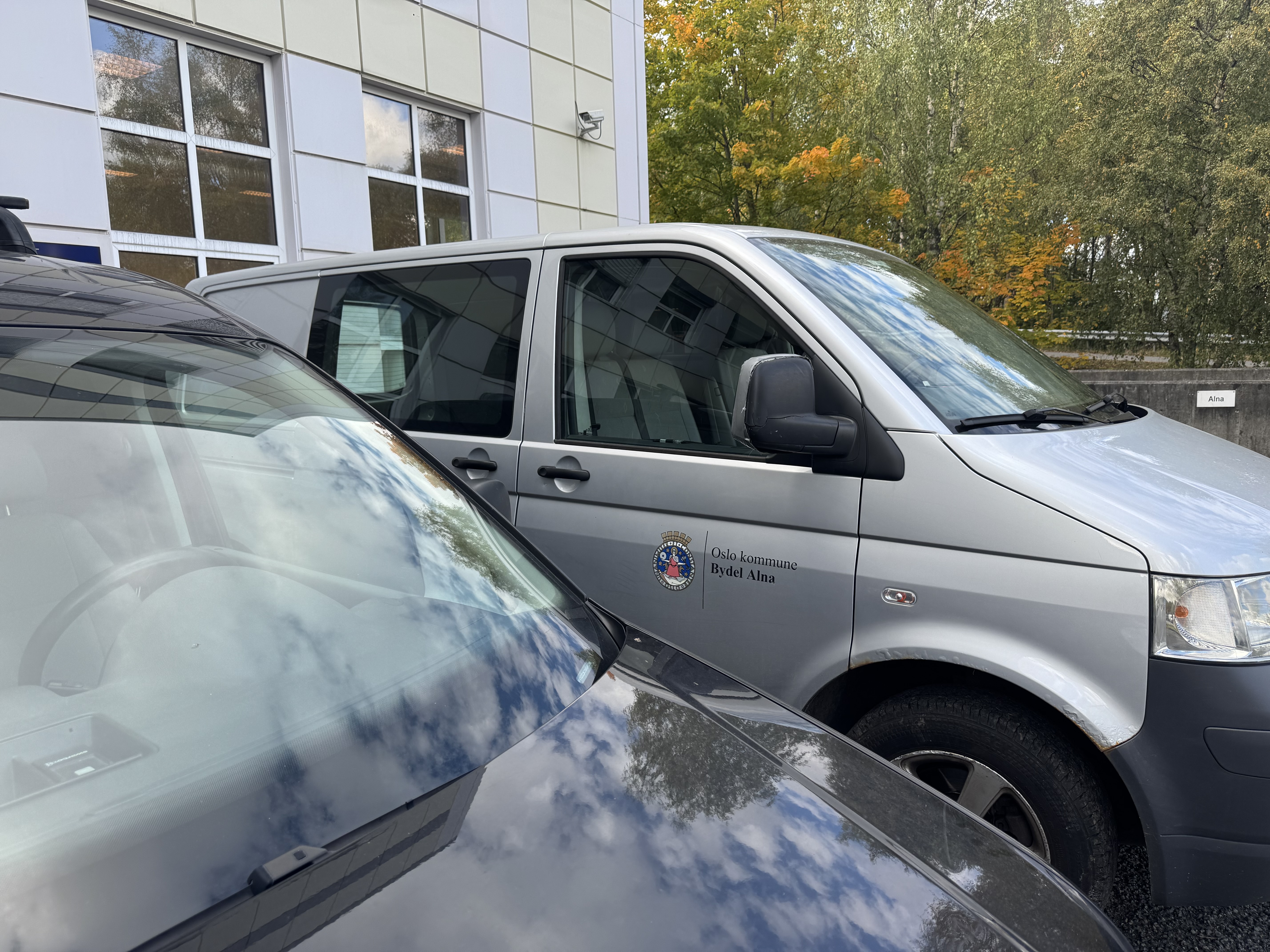 MÅ ERSTATTES: Bilene er kjørbare, men likevel må bydelen erstatte dem. Grunnen er grønn omstilling, men ambisjonen om utslippsfri bilpark skjer samtidig som kommunen og bydelene sliter stort økonomisk. Det tredje kjøretøyet sto parkert et annen sted.