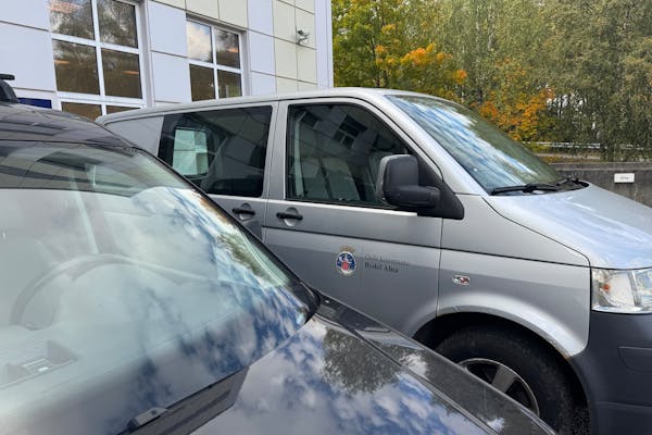 MÅ ERSTATTES: Bilene er kjørbare, men likevel må bydelen erstatte dem. Grunnen er grønn omstilling, men ambisjonen om utslippsfri bilpark skjer samtidig som kommunen og bydelene sliter stort økonomisk. Det tredje kjøretøyet sto parkert et annen sted.