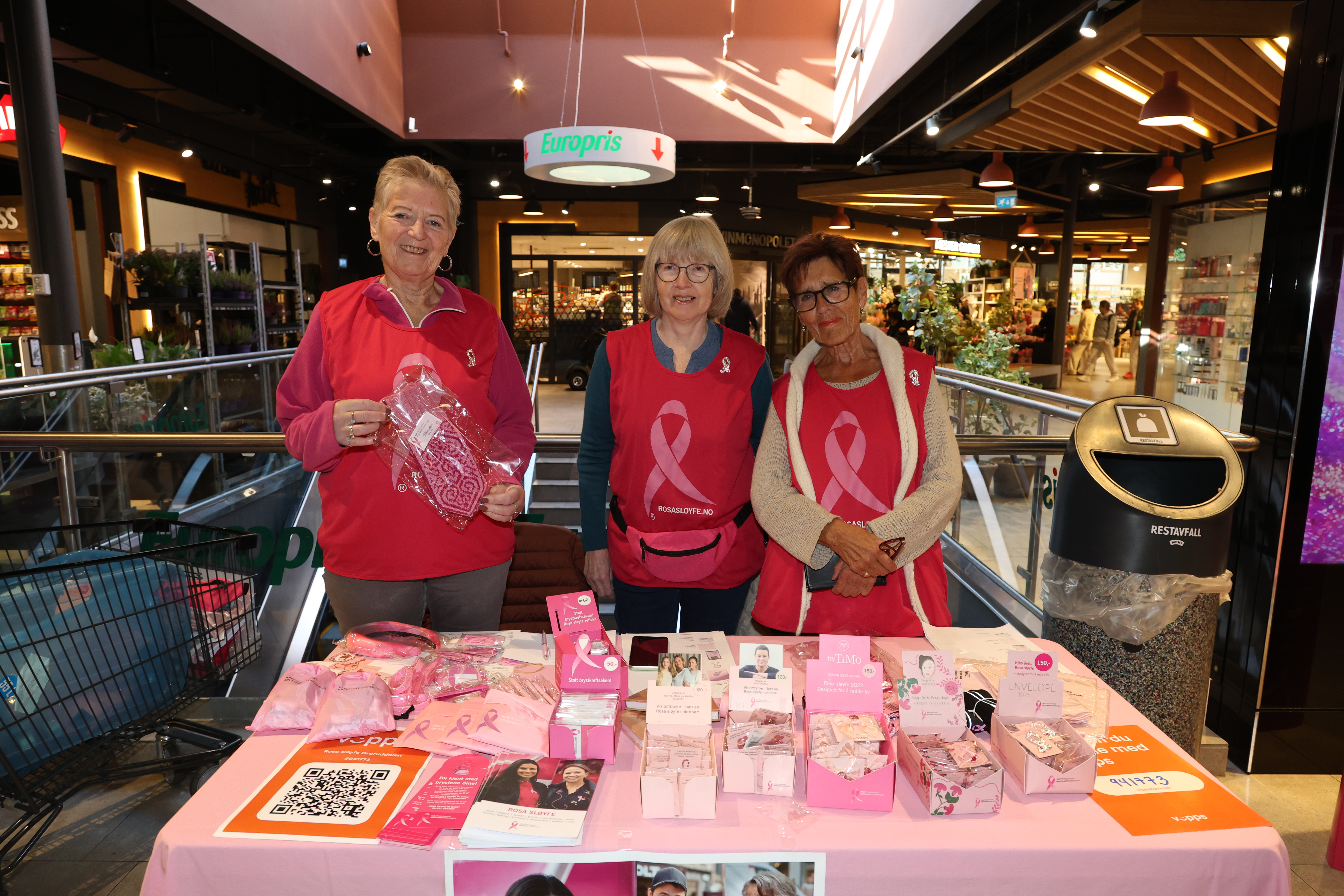 ROSA SLØYFE: Brystkreftforeningen Groruddalen sto på stand på Grorud senter sist helg. (Foto: Tom Evensen) 