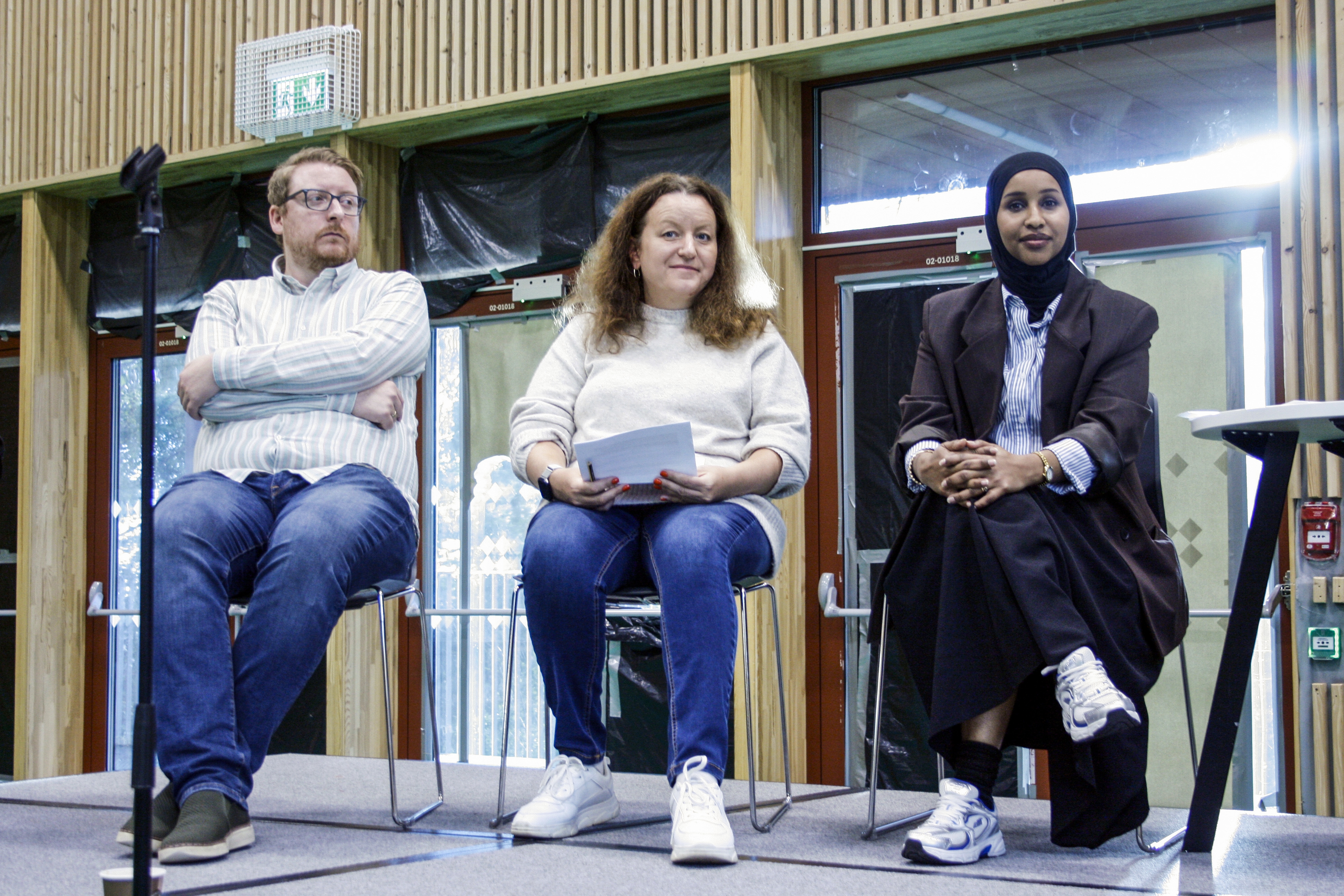 FORELDREPESPEKTIV: Magnus Bjørkås (f.v.), Mona Mahamed og Anastasiia Storozhko bidro med sine tanker rundt samarbeidet mellom skole og hjem. Bjørkås og Mahamed som FAU-representanter, og Storozhko med gode perspektiver som ny i landet.