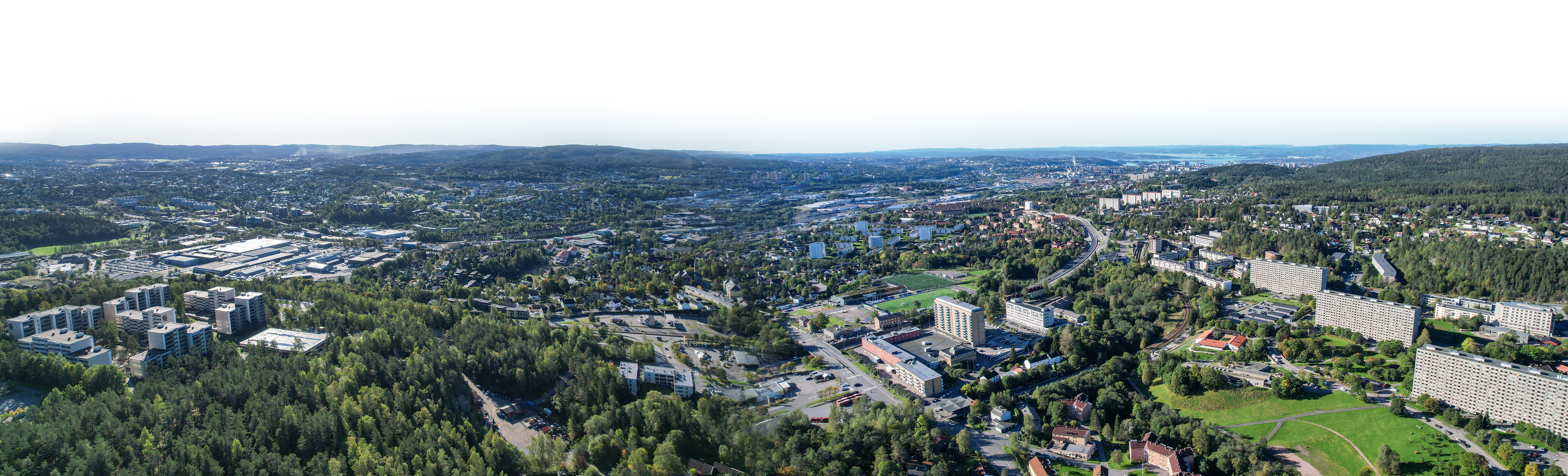Dette er Groruddalen! Nærmest er Romsås til venstre, Grorud sentrum midt i bildet, Ammerud til høyre. Bydel Grorud består også av blant annet Kalbakken, Flaen, Rødtvet, Apalløkka m.v. Lengst inn i bildet mot horisonten strekker Bydel Alna seg fra grensen mot Lørenskog til Bryn; Ellingsrud, Furuset, Lindeberg, Trosterud, Haugerud, Tveita, Hellerud og enda flere steder. Bydel Stovner med Høybråten, Haugen, Haugenstua, Smedstua - før bildekanten og videre oppover med Stovner, Vestli, Rommen... Rundt åskammen i høyre del av bildet har vi Veitvet - og videre rundt med Linderud, Tonsenhagen, Årvoll, Vollebekk, Refstad, for å nevne noen av stedene. 
