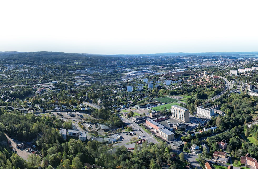 Dette er Groruddalen! Nærmest er Romsås til venstre, Grorud sentrum midt i bildet, Ammerud til høyre. Bydel Grorud består også av blant annet Kalbakken, Flaen, Rødtvet, Apalløkka m.v. Lengst inn i bildet mot horisonten strekker Bydel Alna seg fra grensen mot Lørenskog til Bryn; Ellingsrud, Furuset, Lindeberg, Trosterud, Haugerud, Tveita, Hellerud og enda flere steder. Bydel Stovner med Høybråten, Haugen, Haugenstua, Smedstua - før bildekanten og videre oppover med Stovner, Vestli, Rommen... Rundt åskammen i høyre del av bildet har vi Veitvet - og videre rundt med Linderud, Tonsenhagen, Årvoll, Vollebekk, Refstad, for å nevne noen av stedene.