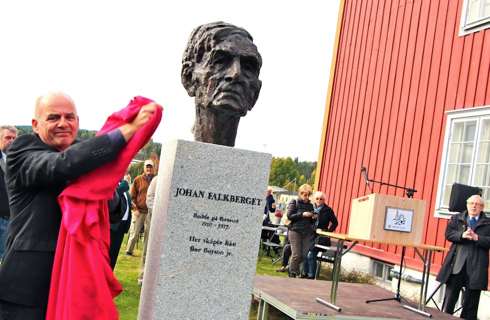 GRORUD: Daværende leder av bydelsutvalget, Jack Grimsrud, avduket bysten av Johan Falkberget på Grorud i 2014. Bysten ble reist etter initiativ av Akers Avis Groruddalen og Foreningen Kunnskap og Kultur i Groruddalen.