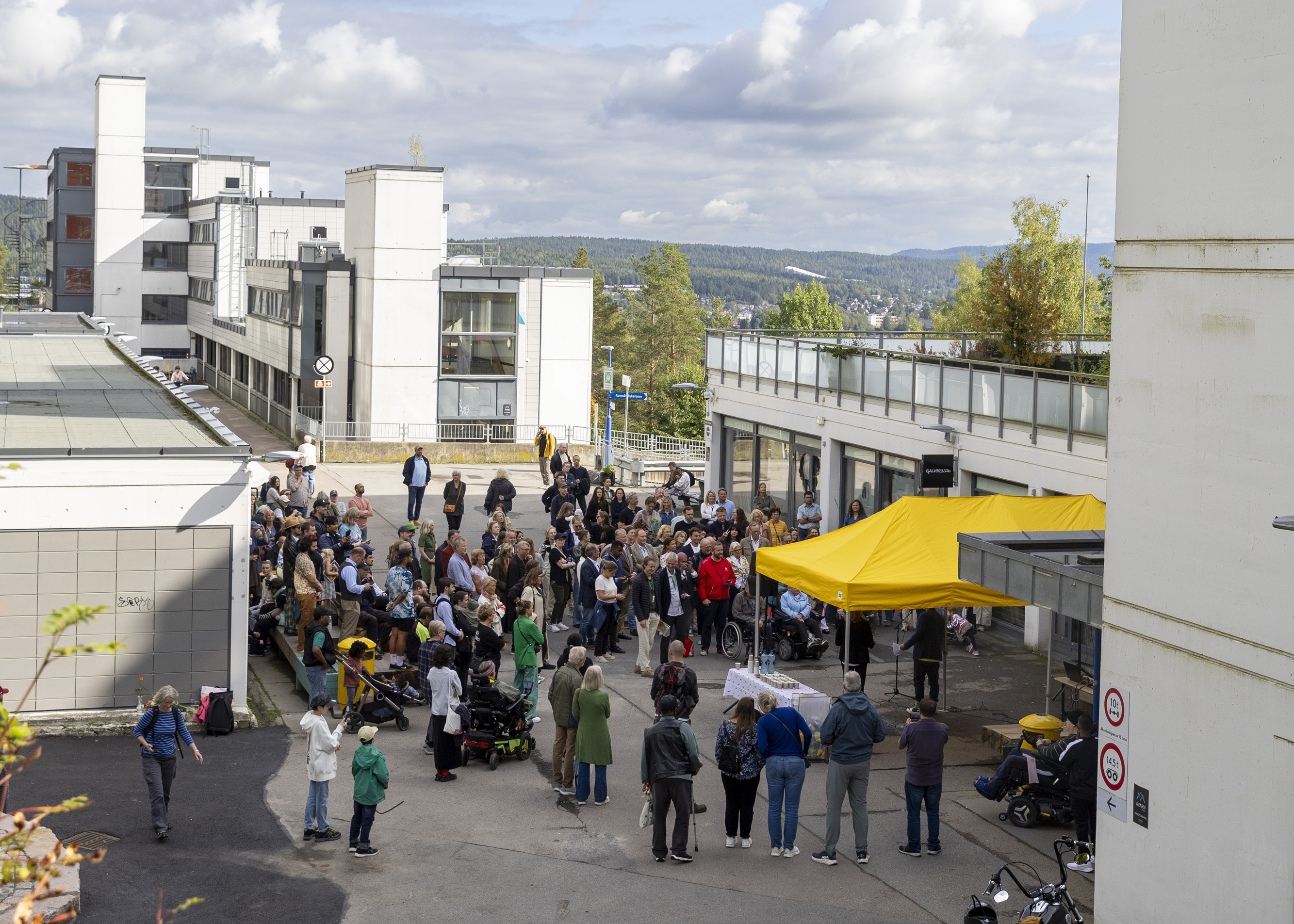TORGET: Romsås senter i strålende sol, med et stort publikum – og et fantastisk utstillingslokale, GalleryLab! Foto: Ole Walter Jacobsen