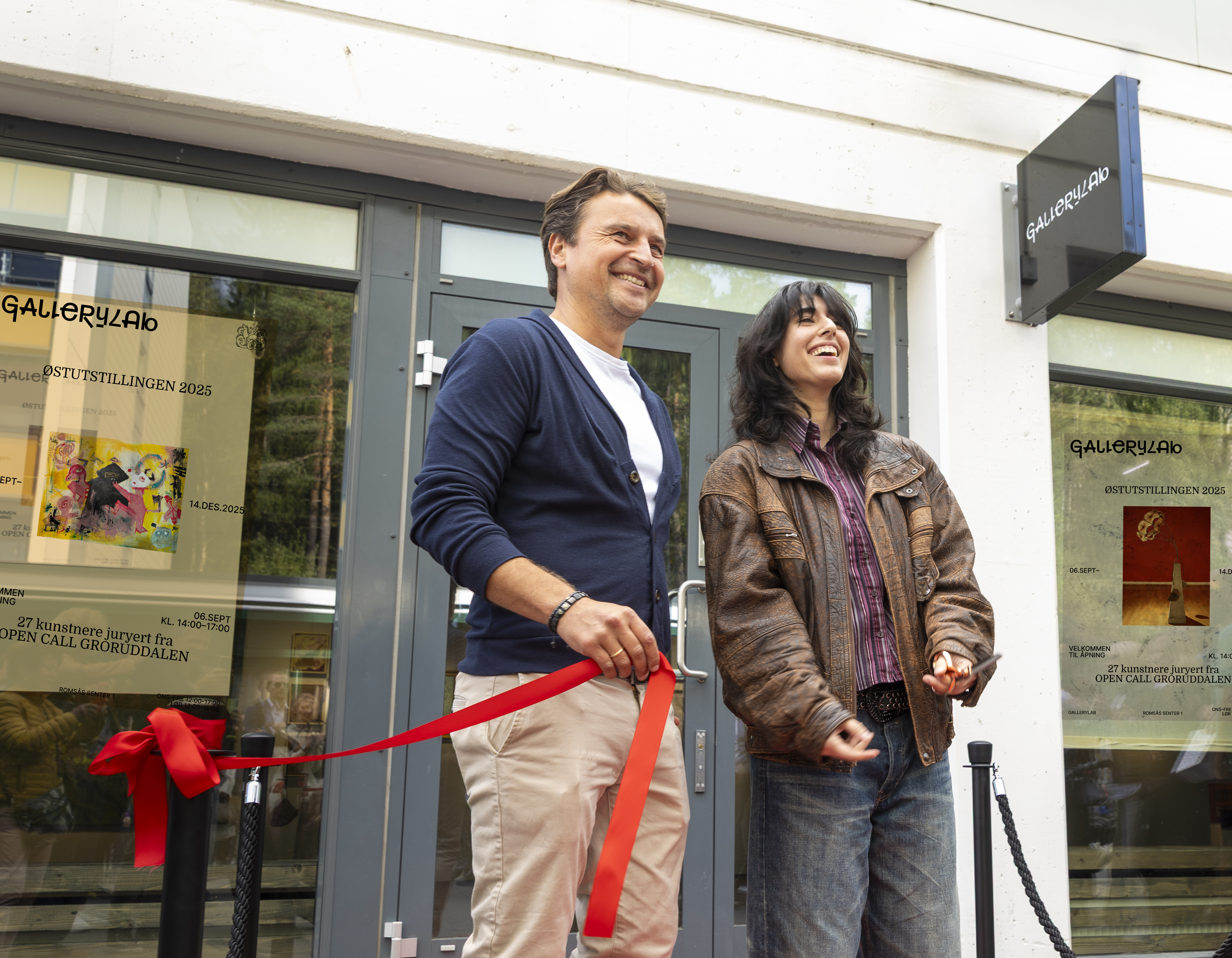 ÅPNET: Konsernsjef i Ferd, Morten Borge, og utstillingens yngste kunstner, Diana Ahmedi (18), fikk æren av å klippe snora. Dermed kunne de erklære den første Østutstillingen i historien for åpnet. Foto: Ole Walter Jacobsen