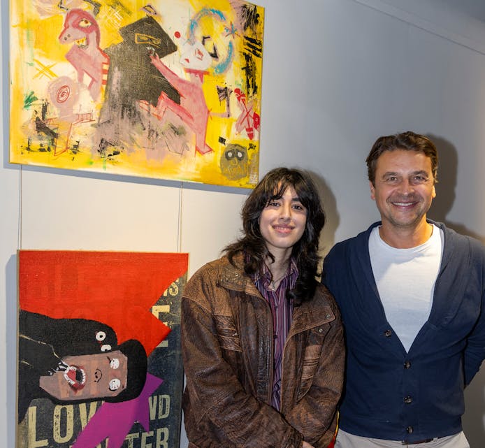 Maleriene du ser på veggen er laget av Østutstillingens yngste kunstner, Diana Ahmedi (18). Hun fikk æren av å åpne kunstutstillingen på Romsås sammen med Morten Borge, konsernsjefen i Ferd. De vil bringe kunsten ut til hele byen, også ytterkantene, og skape nye arenaer for kunstnerisk utfoldelse. Foto: Ole Walter Jacobsen