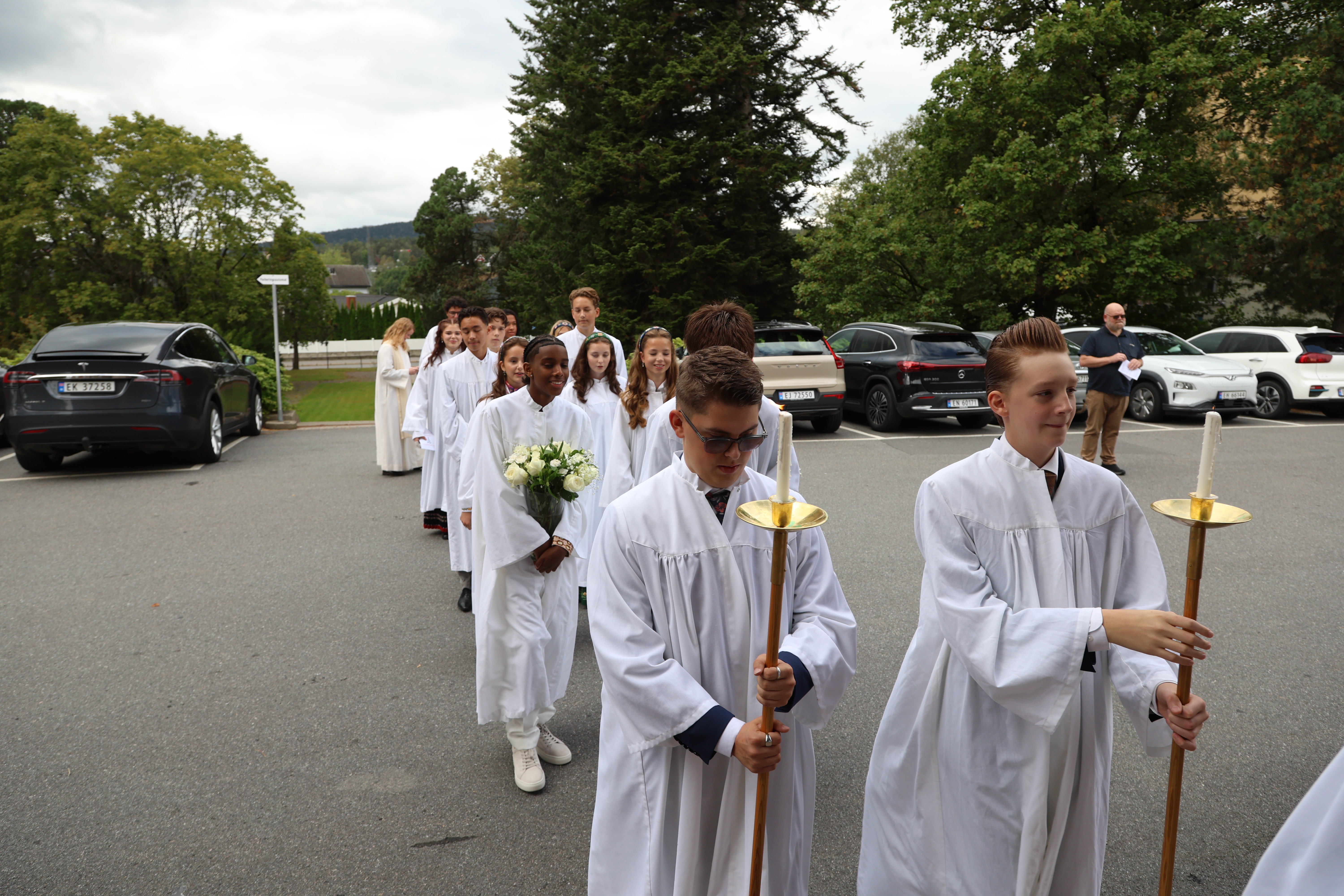 PÅ VEI INN: Lørdagens konfirmanter fant veien inn til både Grorud kirke og de voksnes rekker. (Foto: Tom Evensen)