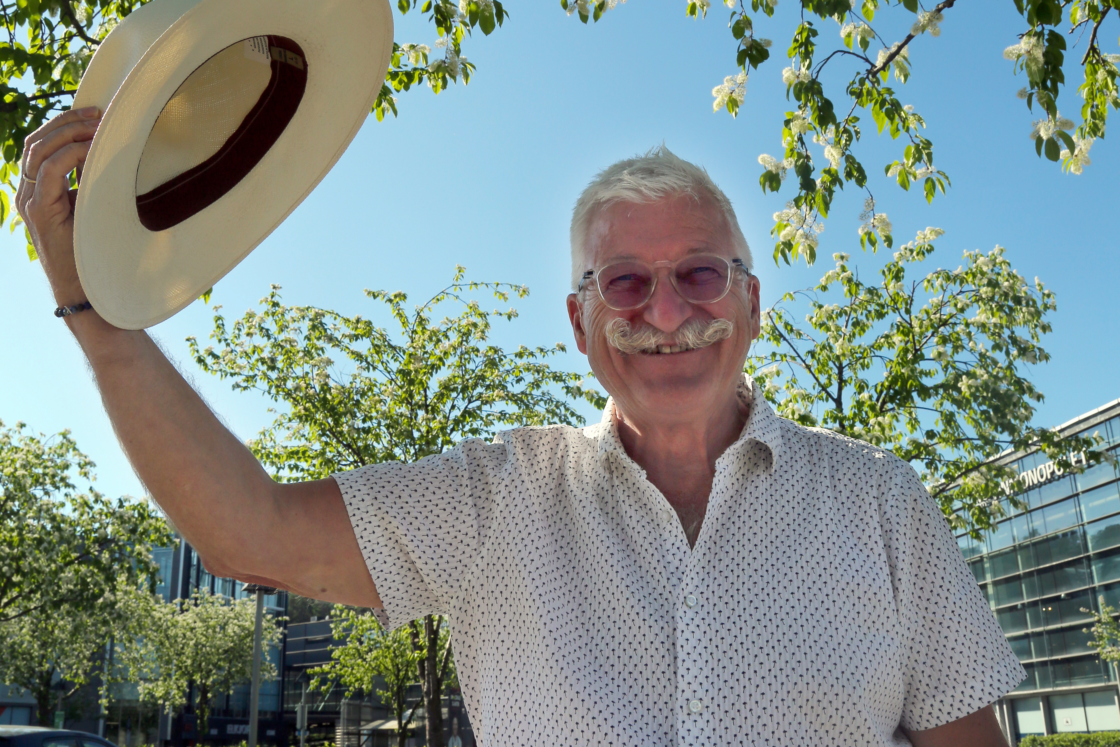Senterleder Hans Georg Helberg trives godt om sommeren på Alna senter. 