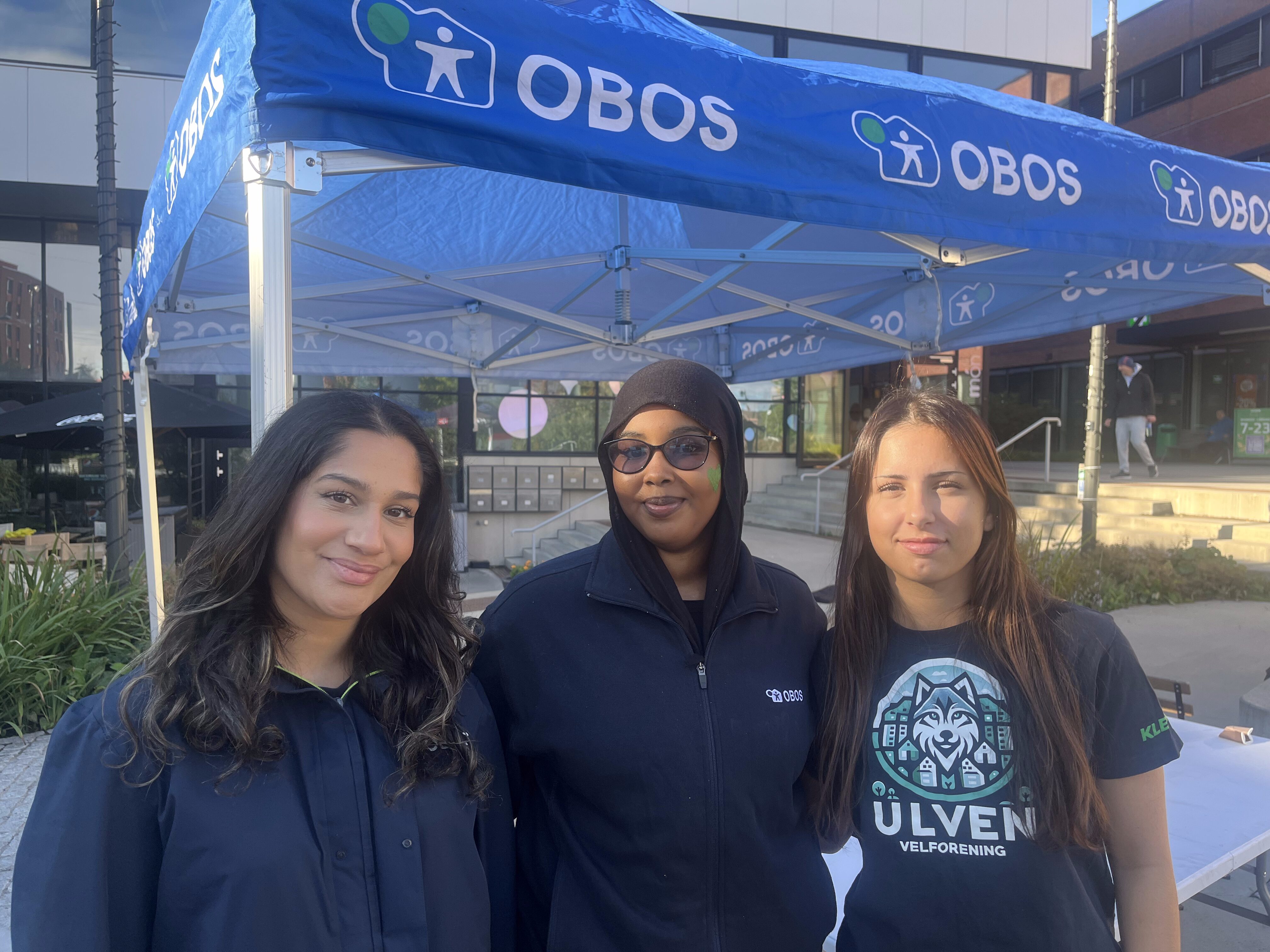 Aktivitetskoordinatorene Ekta Lakhanpal (f.v.), Nawal Abdullahi (OBOS) og Ulven vel-representant Sofia Ellingsen Aslam sto for aktiviteter og underholdning.