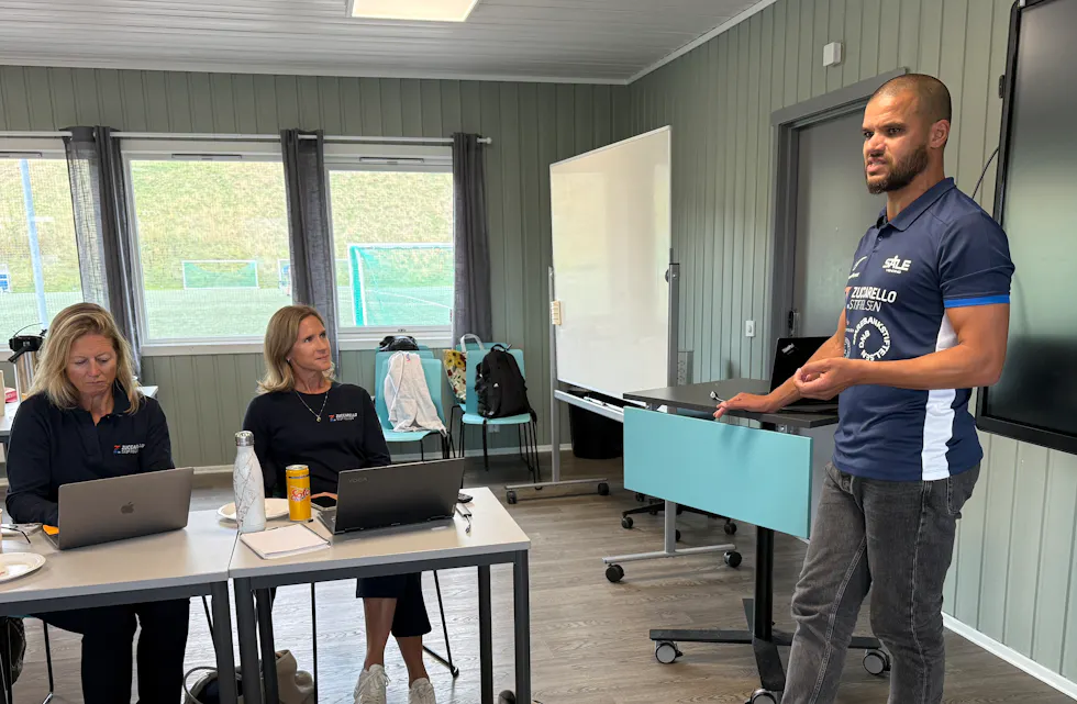 SÅLEVENDING: Kamal Saaliti i Sålevending. Sammen med daglig leder Kathrine Astrup i Zuccarellostiftelsen (t.v) og Linnea Johansson i Zuccarellostiftelsen.