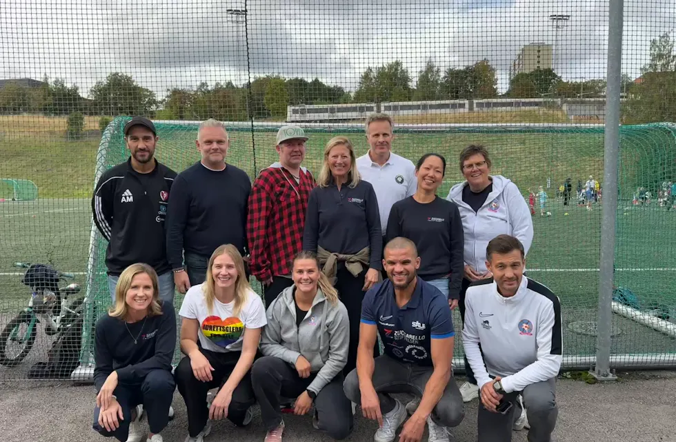 Bilde øverst i artikkel: Organisasjonene i På lag med Zuccarellostiftelsen var nylig samlet til oppdatering og erfaringsutveksling på Linderud klubbhus. Bak fra venstre: Holmlia, Tor Steinar Bredesen i HSIL, Sindre Andersen, Tøyen SK, daglig leder Kathrine Astrup i Zuccarellostiftelsen, Gjermund Weisz i Ammerud Basket, Hanne Eide Andersen i Zuccarellostiftelsen, Eli Landsem i Rosa Sko. Foran fra venstre: Linnea Johansson i Zuccarellostiftelsen, Karen Kamsvåg i HSIL, Sara Klepp i Rosa Sko, Kamal Saaliti i Sålevending, Rosa Sko.