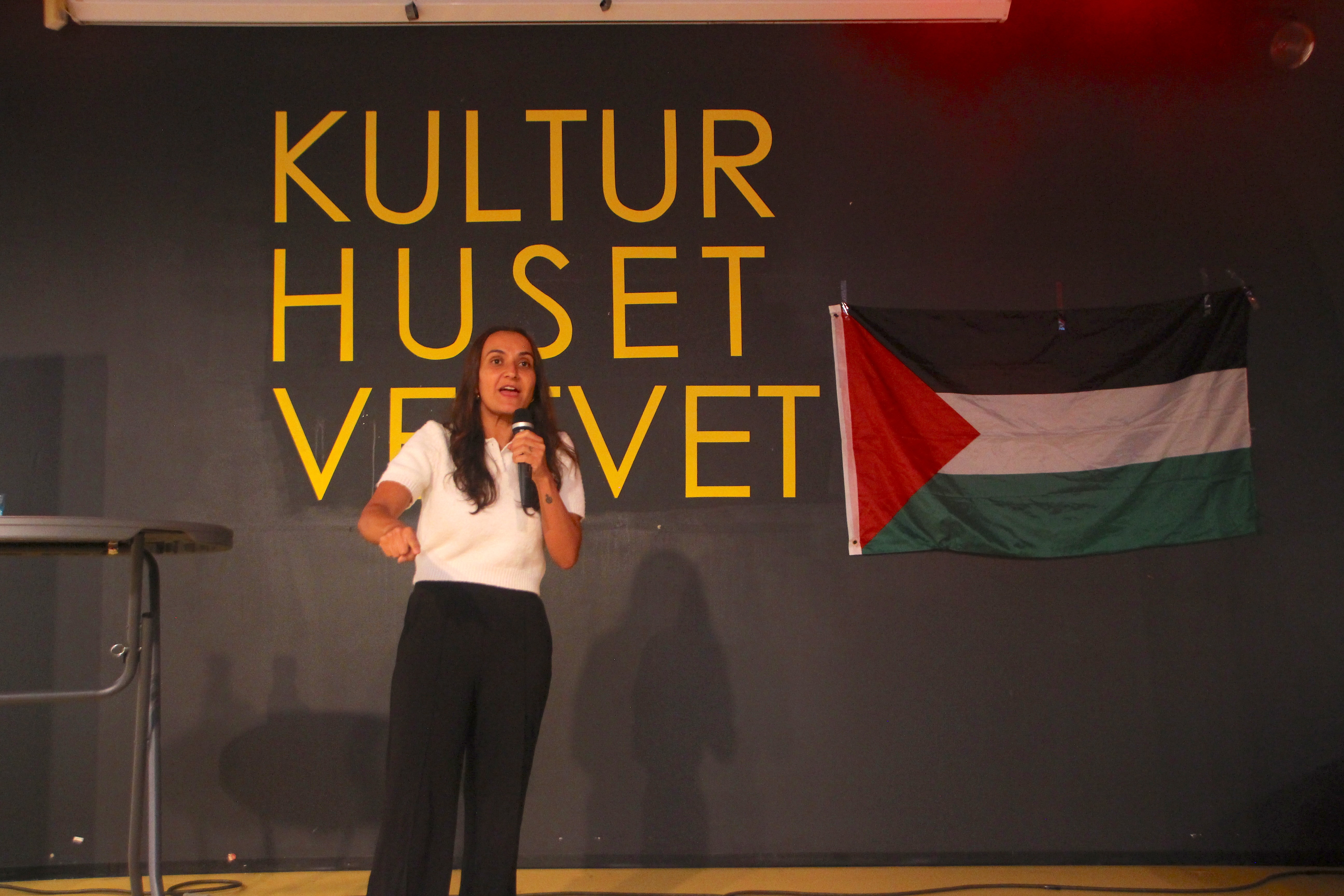 KLAR TALE: Seher Aydar stilte kampklar i valgkampinnspurten, og langet ut mot borgerlig side på Veitvet. 