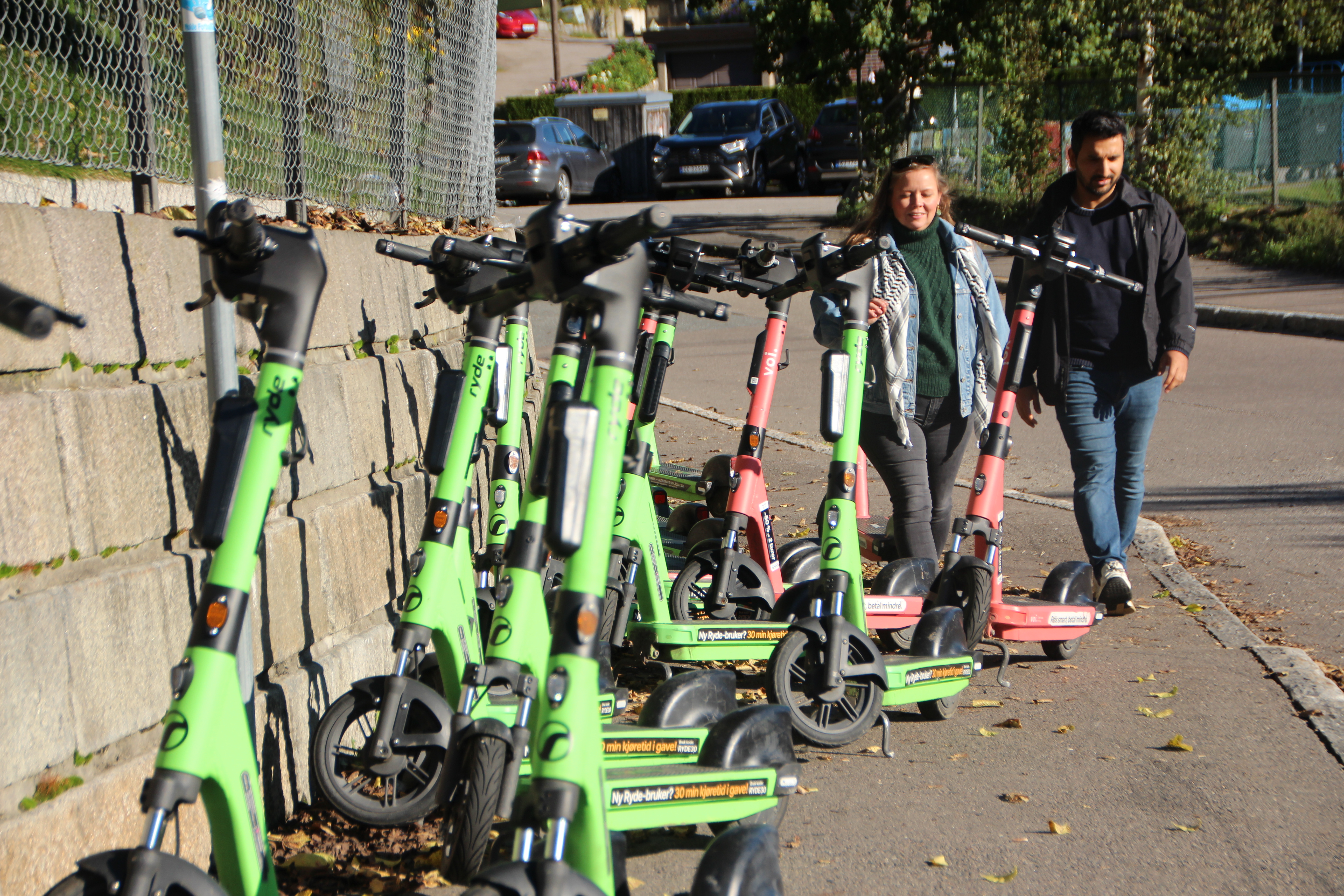 LANDEPLAGE: Etter utvidelsen 1. april er det nå 16.000 elsparkesykler i Oslo. Med doblingen fulgte også en fordobling i antall skader, i tillegg til utallige nesten-situasjoner - både knytta til framkommelighet og uvøren kjøring.