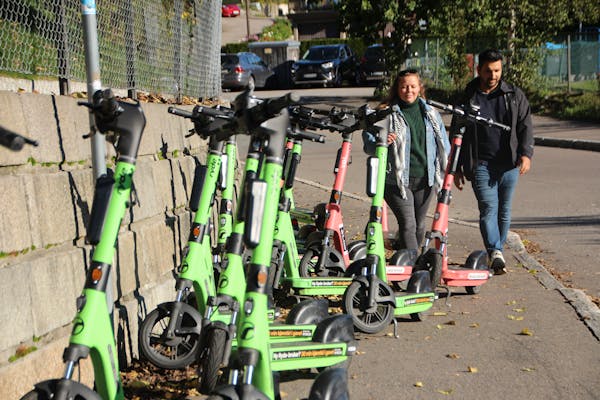 LANDEPLAGE: Etter utvidelsen 1. april er det nå 16.000 elsparkesykler i Oslo. Med doblingen fulgte også en fordobling i antall skader, i tillegg til utallige nesten-situasjoner - både knytta til framkommelighet og uvøren kjøring.