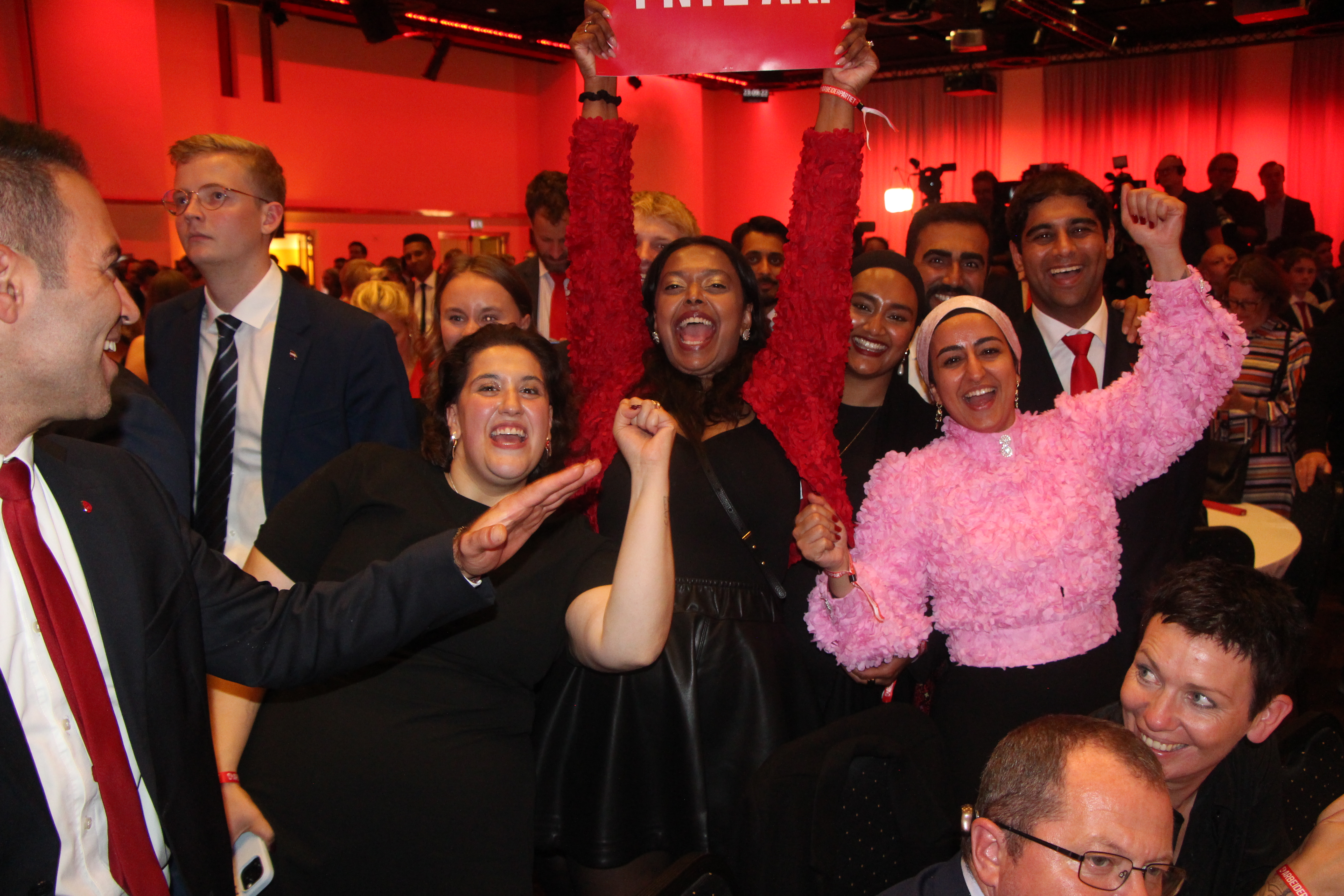 JAAA: Varin Hiwa (f.v.), Kamzy Gunaratnam og Fatema Al-Musawi jubler over valgresultatet.