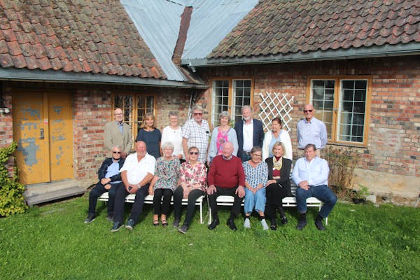 SAMLET IGJEN: De tidligere klassekameratene fra Bryn skole møttes til jubileum på Tveten gård – 70 år etter at de startet i første klasse.
