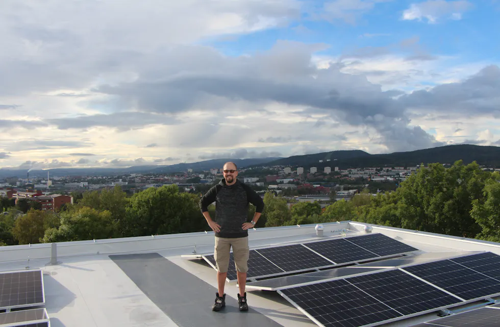 STORFORNØYD: Per Øyvind Hansen på taket til Asken borettslag, der solcellepanelene nå er på plass. Med både nytt tak og egenprodusert strøm satser borettslaget på en grønnere framtid.