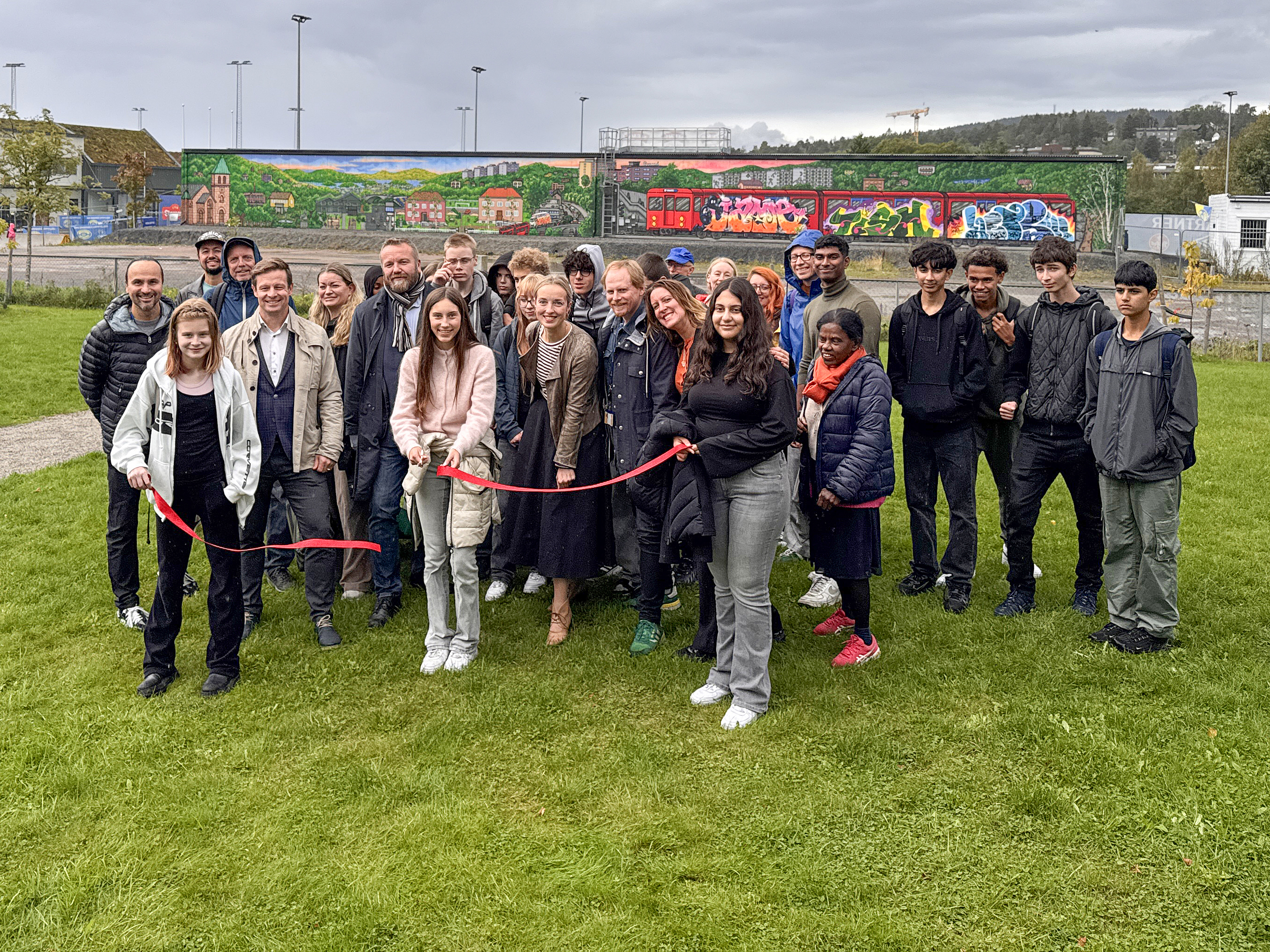 OFFISIELT INNVIET: 9. klassingene Tea (13, f.v.), Estella (14) og Dilara (14) tok ansvaret for selve snorklippingen sammen med klassekameratene fra Groruddalen skole, bydelen og områdeløftet.