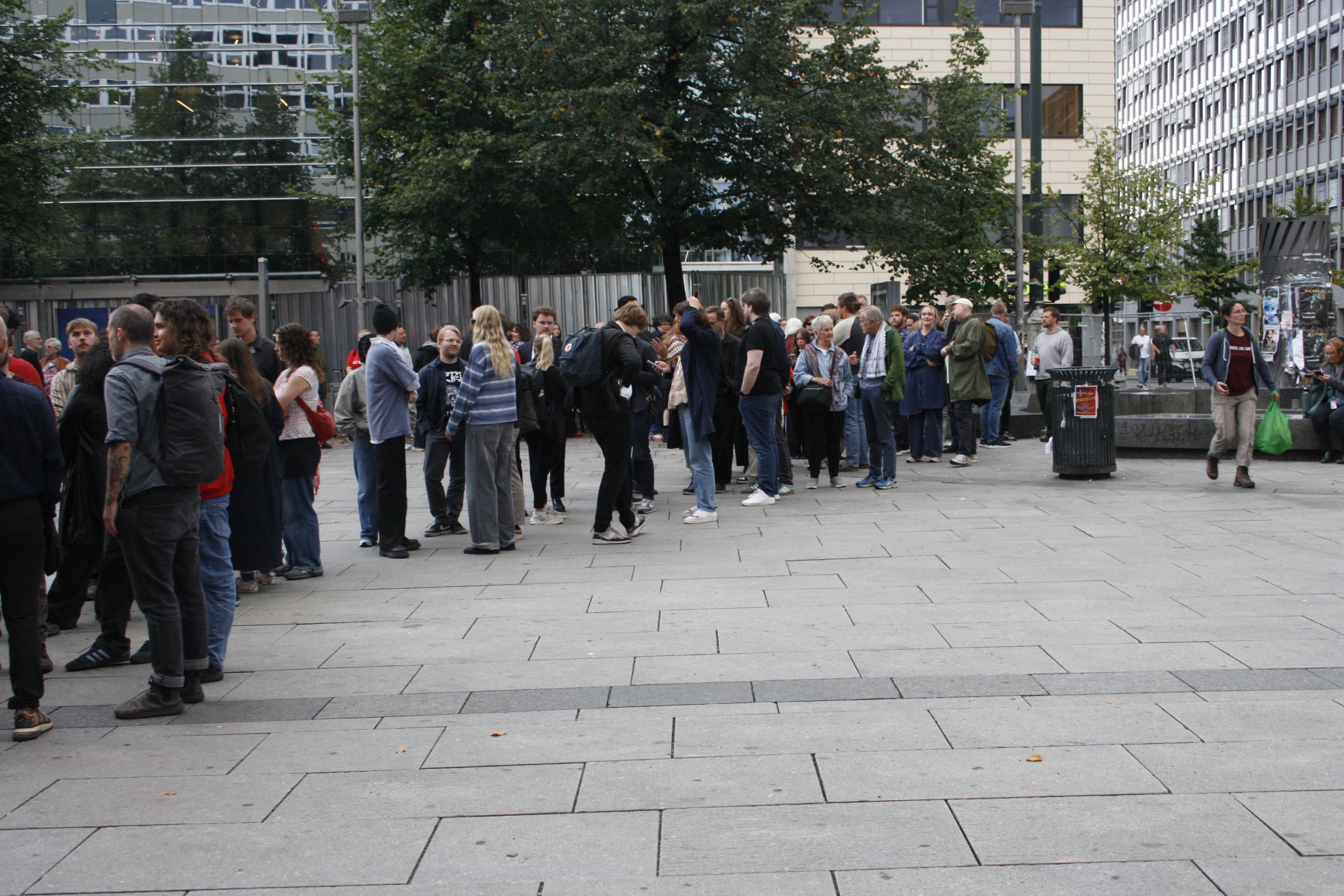KØ PÅ VEI INN: Rødts valgvake er åpenbart populær, for allerede før dørene åpner klokka 19 er det kø utenfor.