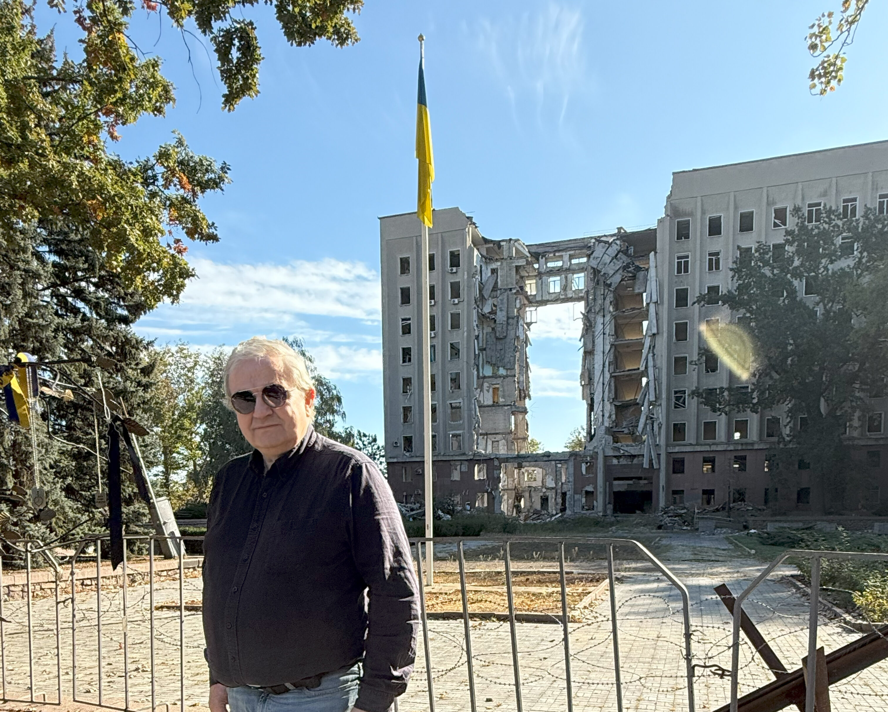 BYDMINISTRASJONEN I MYKOLAIV: I dette bygget holdt de til. En russisk rakett lagde det store hullet tidlig i krigen. Bygningen har stått tom og avsperret siden. Om den ikke faller sammen av seg selv, vil den bli revet når krigen er over, forteller mØllerhaug