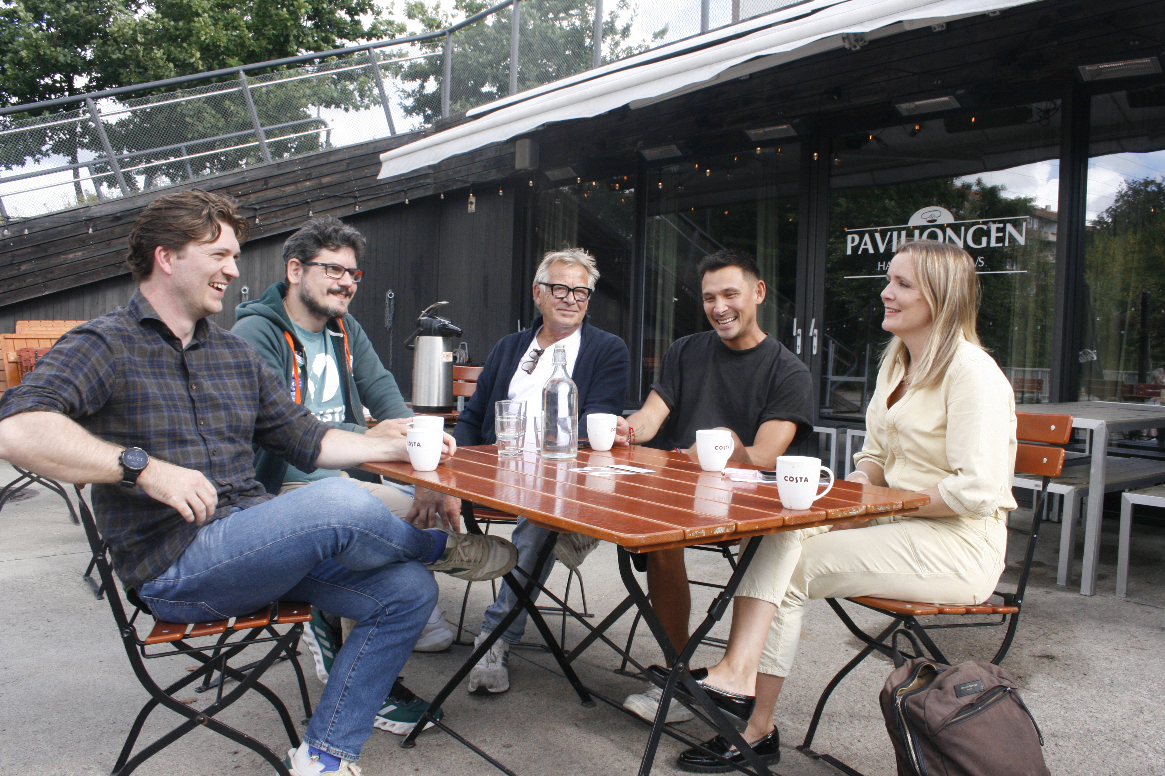 MØTEPLASSER ER VIKTIGE: Paviljongen i Bjerkedalen Park har på kort tid blitt en viktig del av folks hverdag i Bydel Bjerke. Det trengs det mer av mener denne gjengen. Fra venstre: byrådssekretær Sebastian Parry-Jones Øyrehagen (V), lokallagsleder i Alna Venstre Nicolás Alejandro Spirdal-Jacobsen Mendoza, Øyvind Tærud, daglig leder i Haakon Tærud A/S Adrian Tærud og tredjekandidat til Stortinget Marit Vea (V).