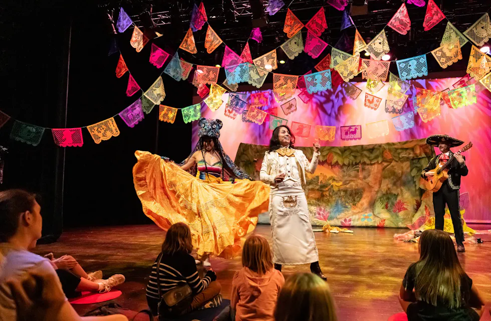 KULTURELL SKATTKISTE: Mange kulturer og mennesker skal på scenen på Rommen til helgen.