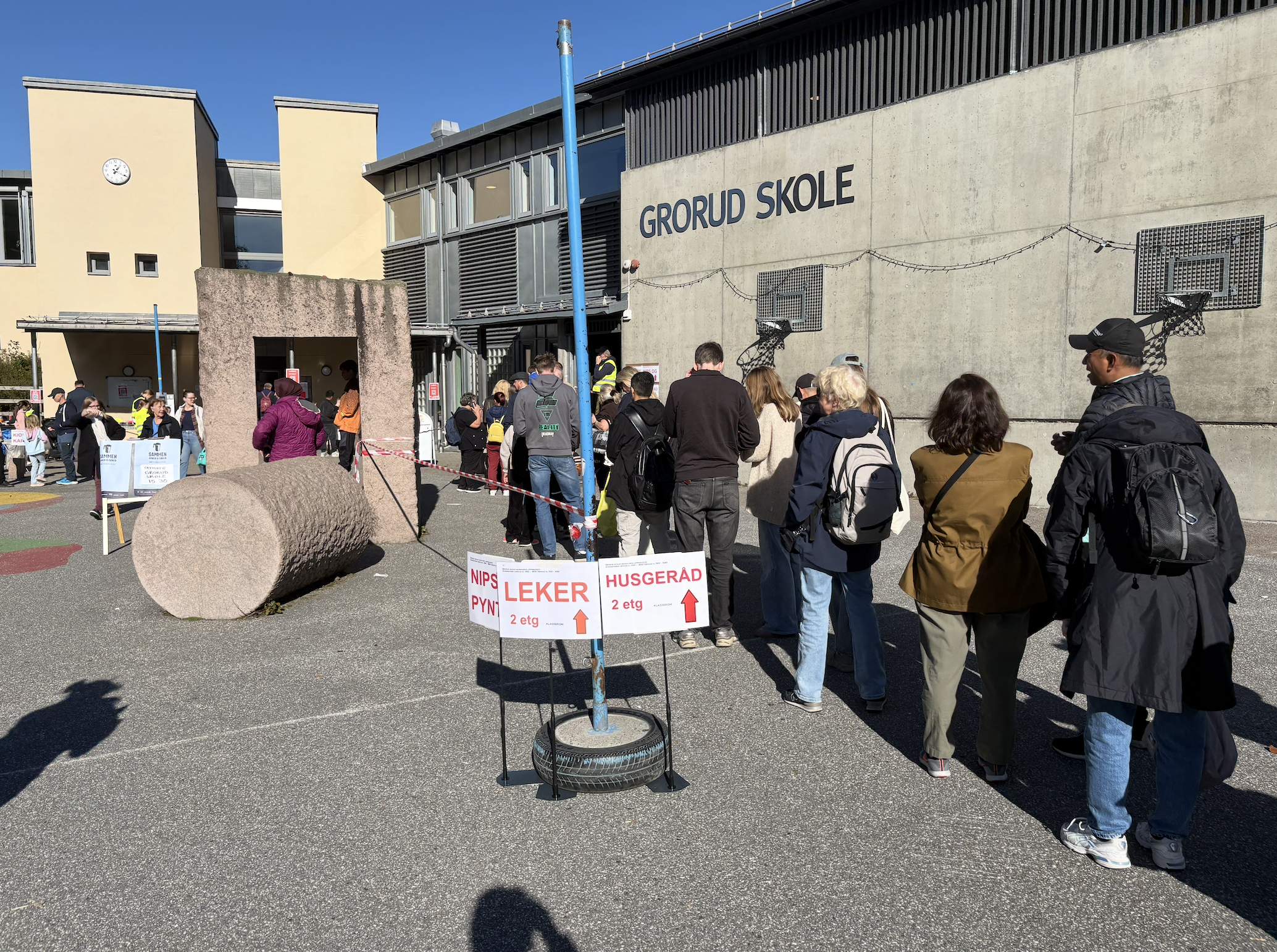 LANGE KØER – IGJEN: Atter en gang baller køene på seg  på Grorud skole når folk fra hele byen kommer på skattejakt.