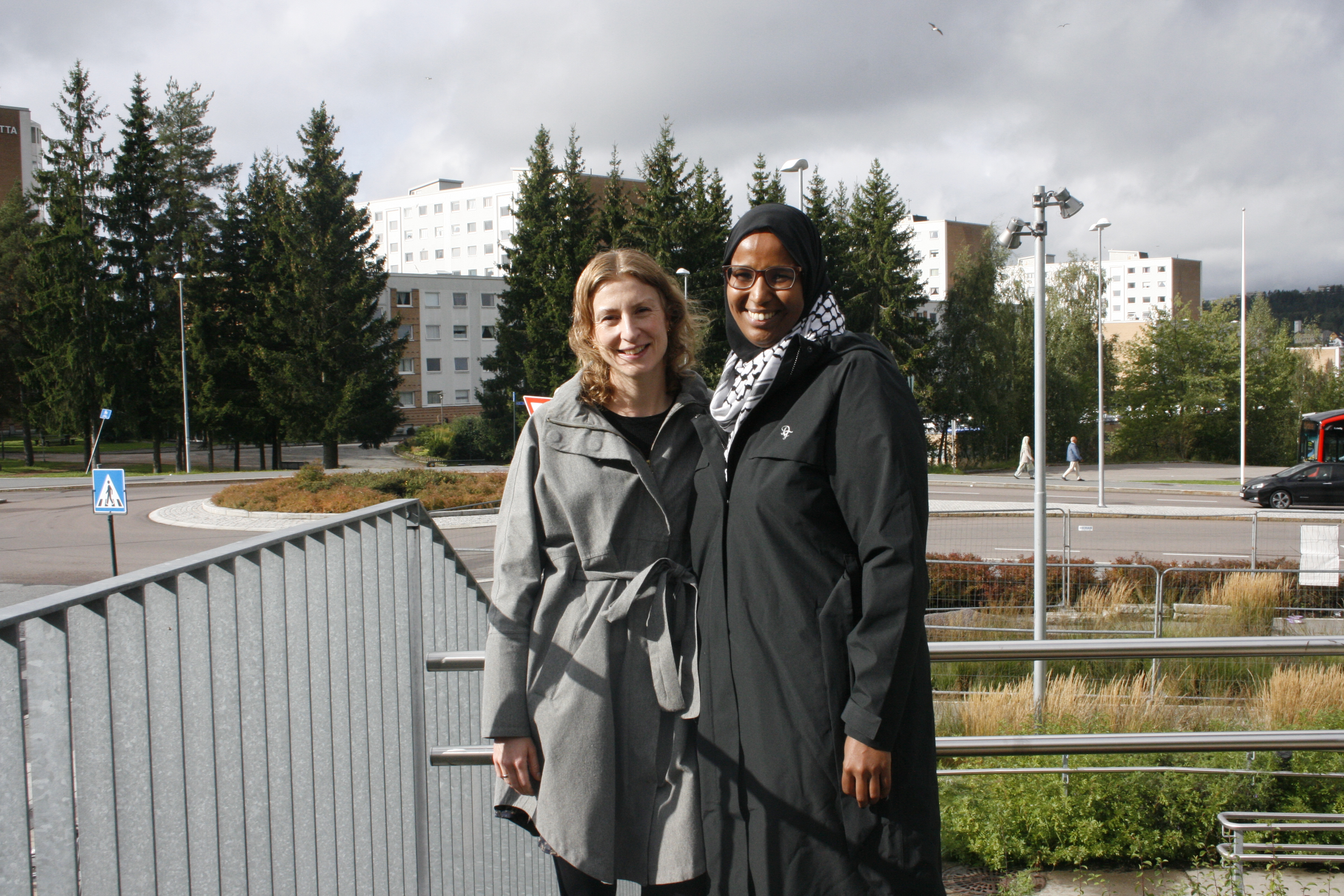 LOVER Å JOBBE FOR STOVNER: Sunniva Holmås Eidsvoll (SV, t.v.) og Marian Hussein (SV) skal sitte på Oslobenken i Stortinget sammen. De lover at politikken de skal jobbe for skal komme Stovner og Groruddalen til gode.