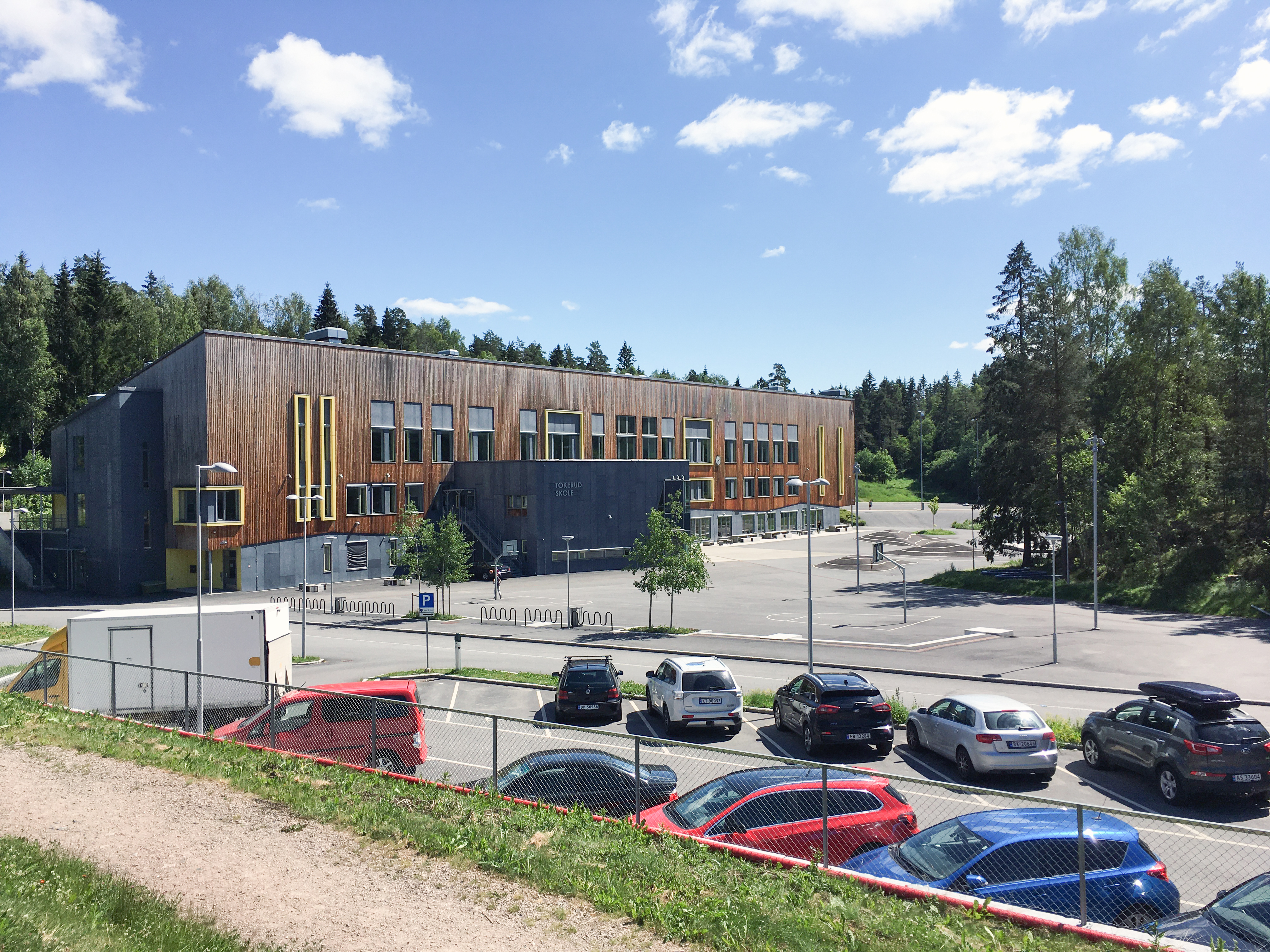 Tokerud skole ligger øverst i Groruddalen. På Vestli – ved skogkanten til Gjelleråsmarka. Elever på 10. trinn har som en del av norskundervisningen skrevet leserinnlegg som vi med stor glede trykker i lokalavisen.