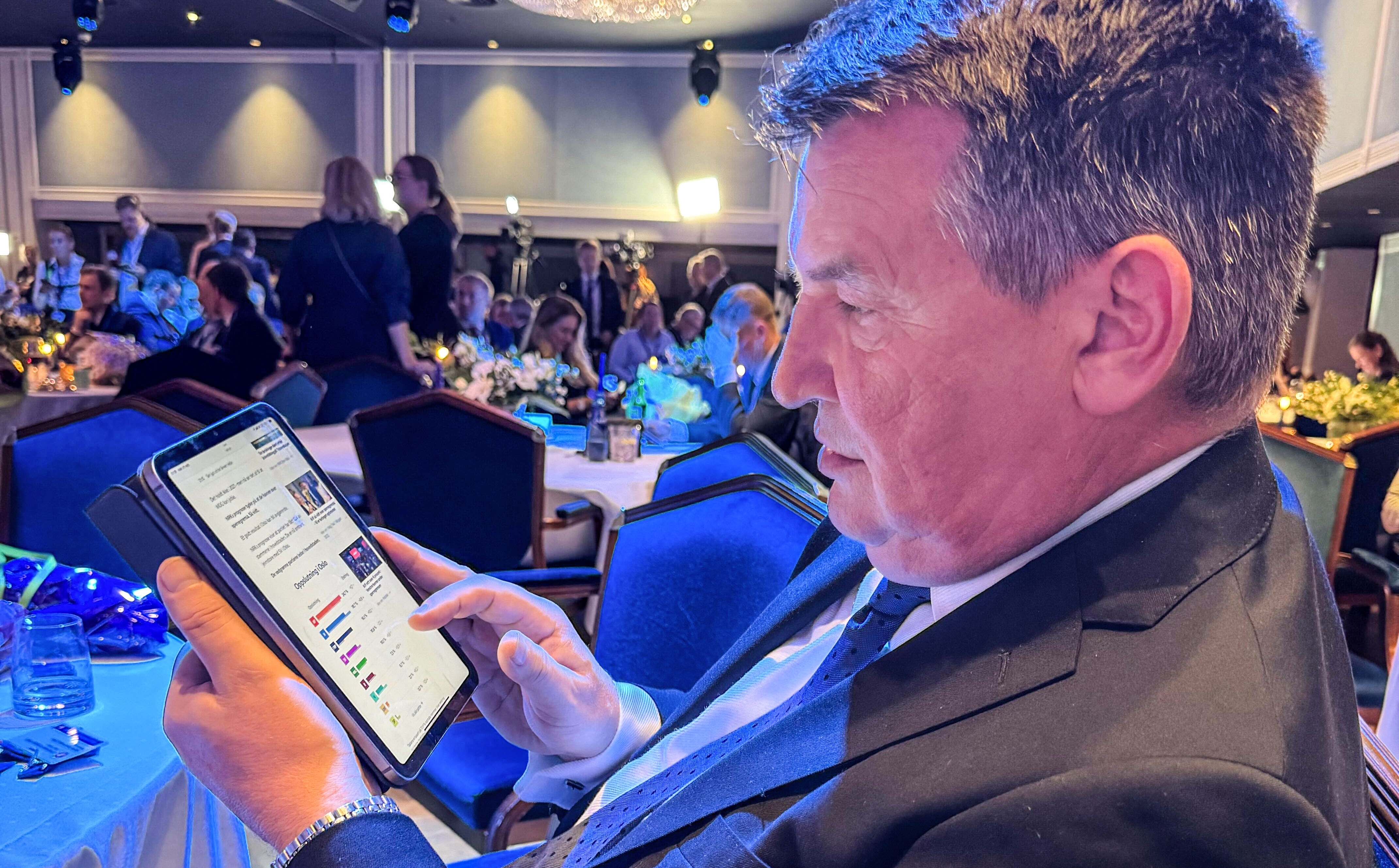 Tor Mikkel Wara følger med på tallene som kommer inn.