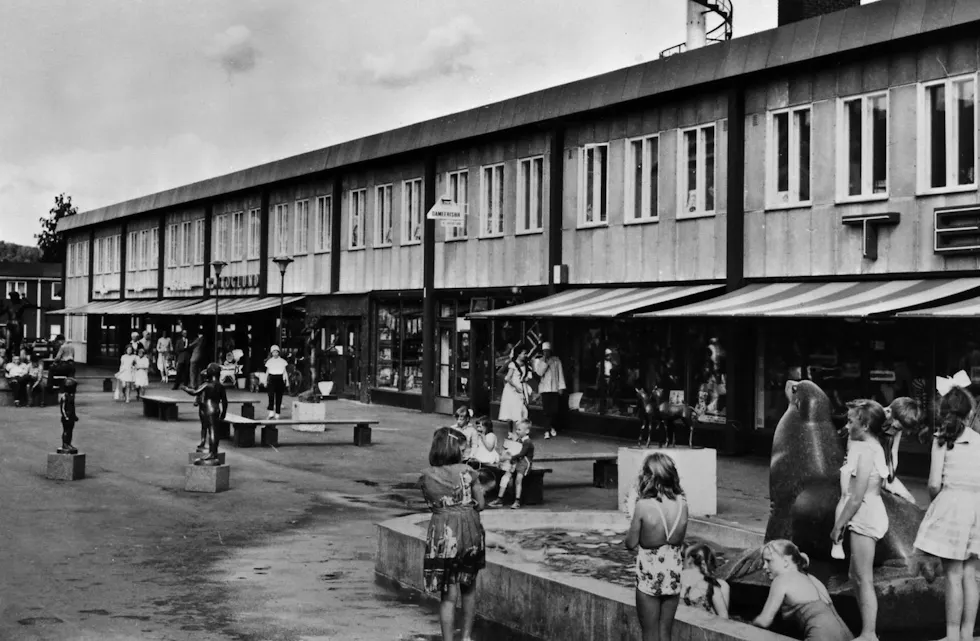 Sentertorget på Veitvet i 1959 – et mer spennende sted skulle man gå langt for å finne. Tenk, Nord-Europas største kjøpesenter – med kultur, kirke og shopping – og det midt på Veitvet!
Med Veitvet som utgangspunkt ble også de første brikkene lagt for det vi i dag kjenner som Groruddalen, et fellesskap og en identitet vi er opptatt av å bevare nå som vi står på terskelen til en ny bydelsreform.