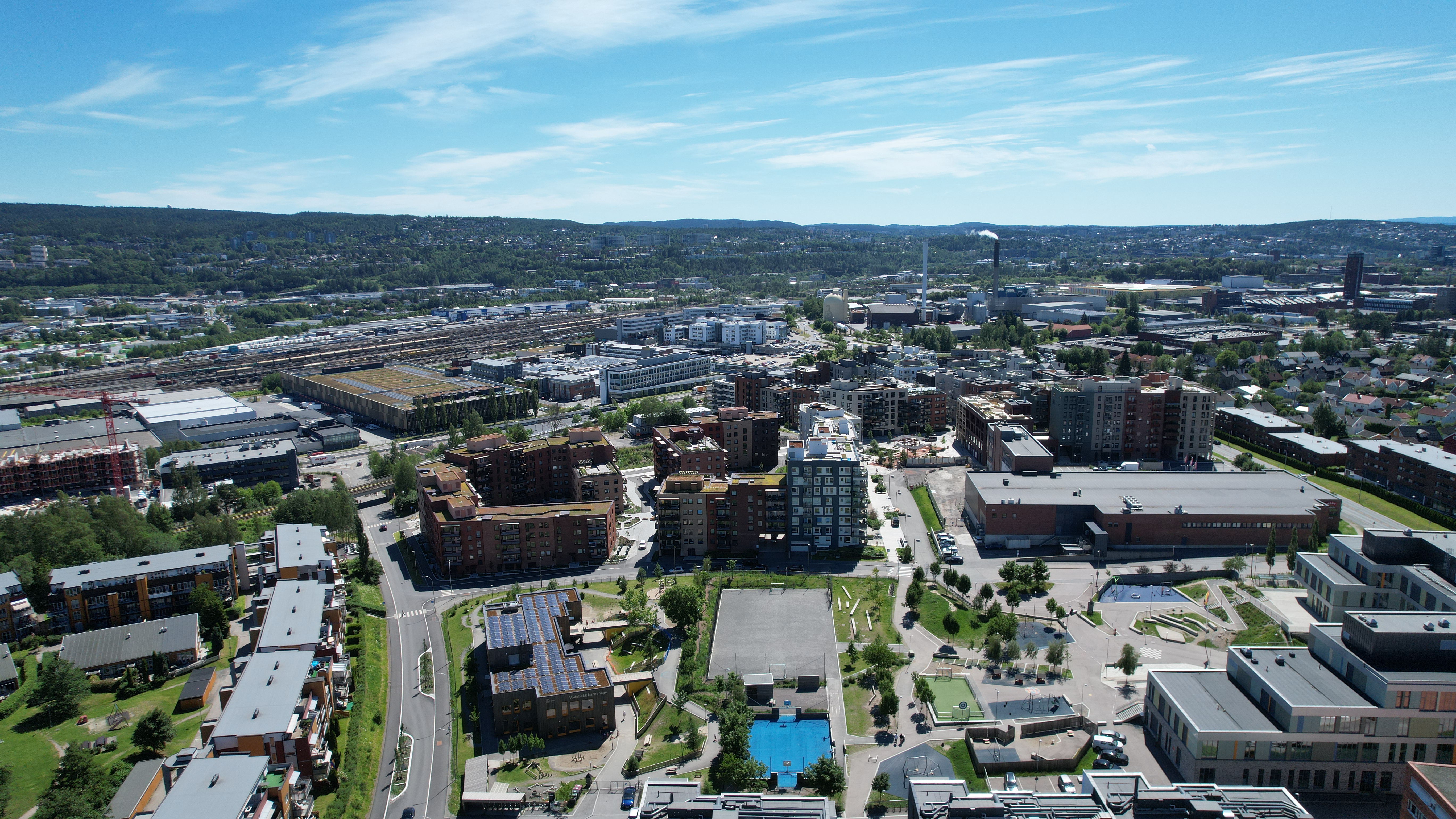 Vollebekk-området med skole og barnehage samt aktivitetsområder i forkant, boligblokkene videre innover med Vollebekk torg.