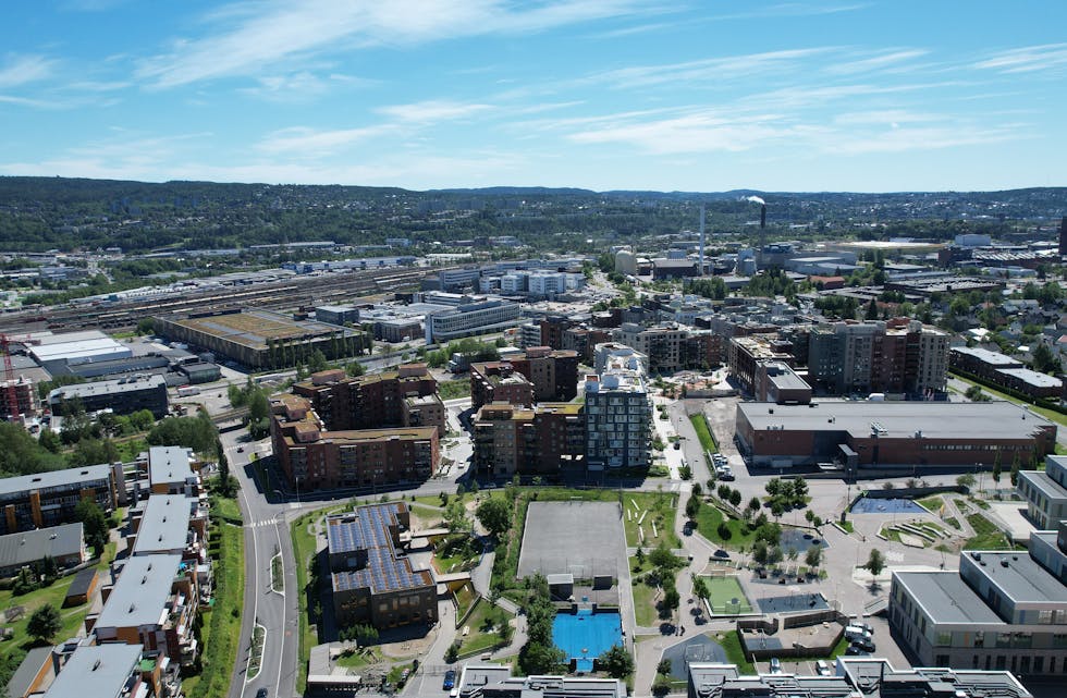 Vollebekk-området med skole og barnehage samt aktivitetsområder i forkant, boligblokkene videre innover med Vollebekk torg.