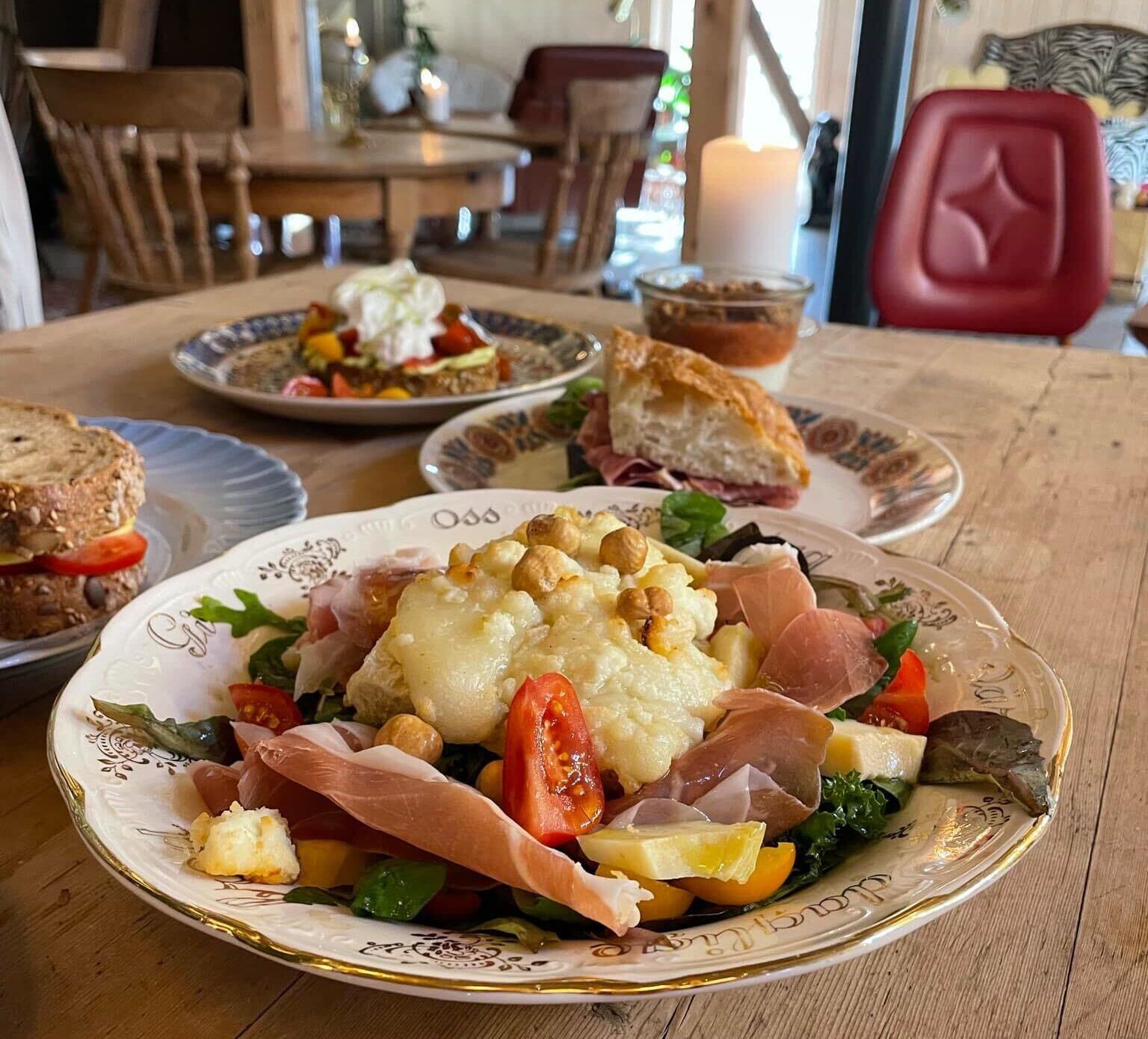 LOKAL SMAKSGLEDE: På menyen står kortreiste råvarer og smakfulle småretter – servert i rustikke omgivelser.