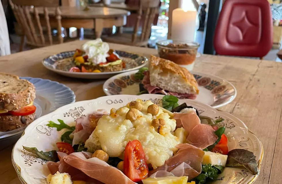 LOKAL SMAKSGLEDE: På menyen står kortreiste råvarer og smakfulle småretter – servert i rustikke omgivelser.