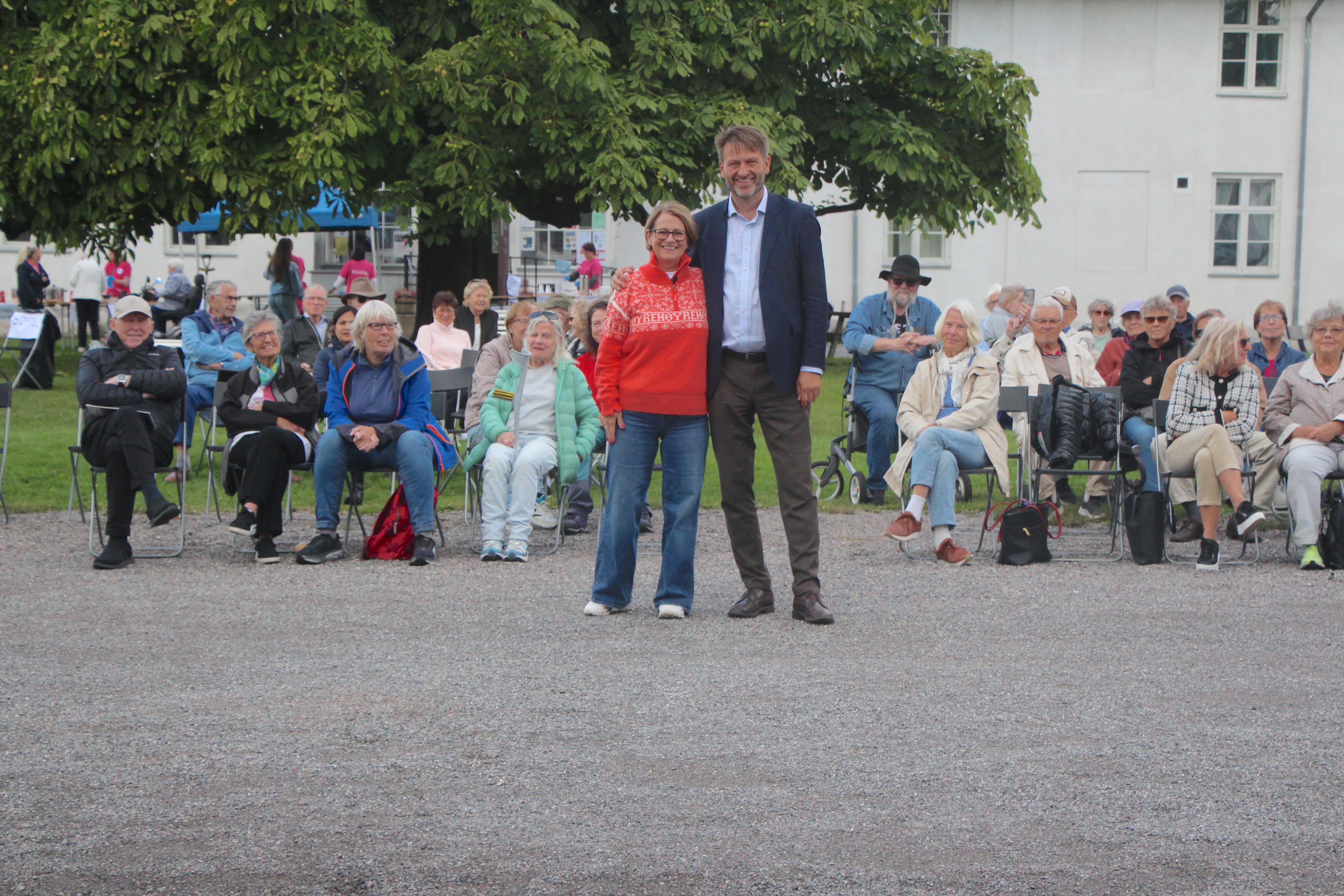 TVETEN GÅRD: Høyre lover seniorsentrene i Oslo en lang og trygg fremtid. Her med Tone Trøen og Eirik Lae Solberg.