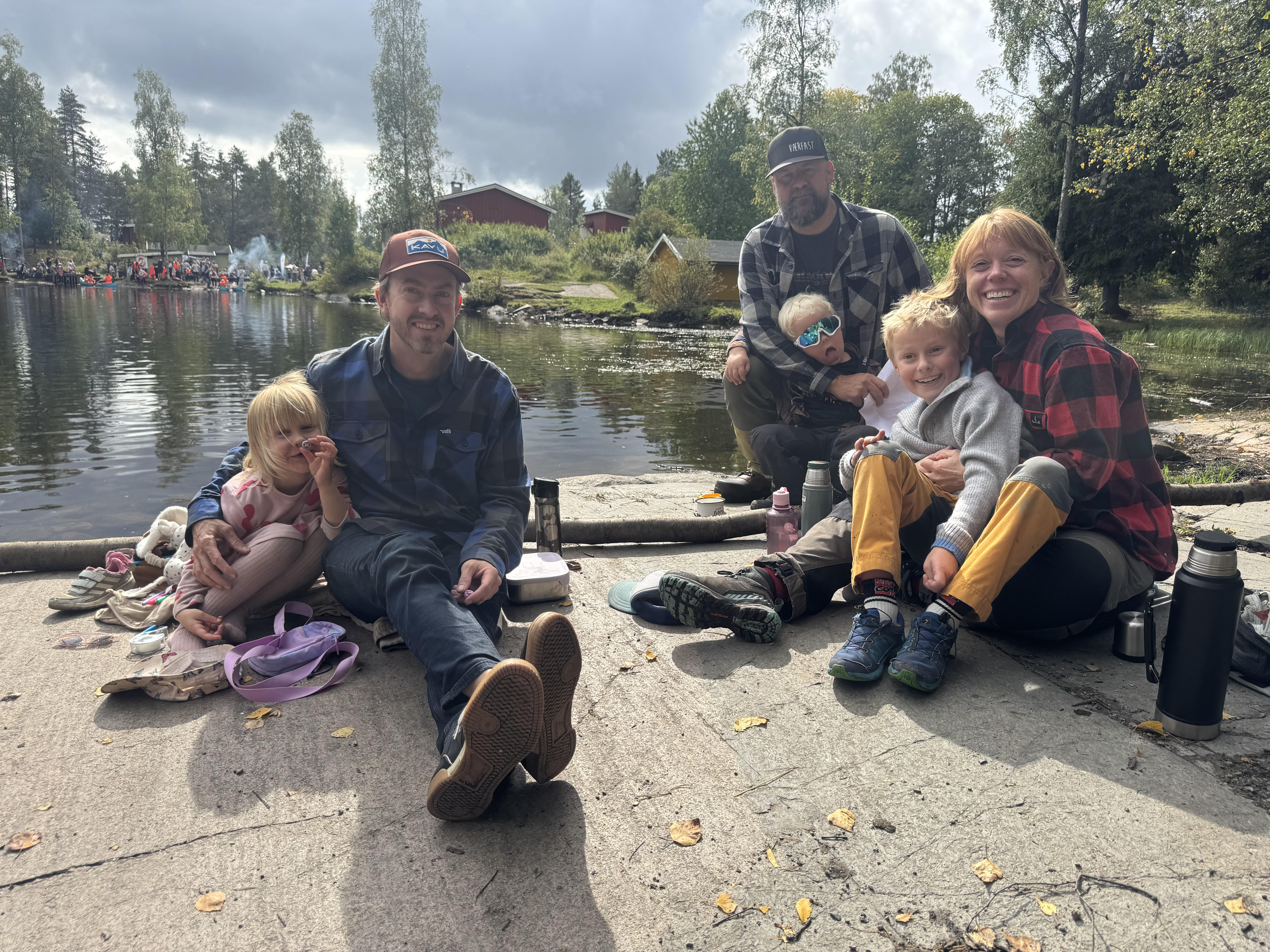 KOBLER AV: Det var folksomt ved Isdammen med mer enn 1000 besøkende. Denne gjengen fant sitt eget lille sted der de kunne slappe helt av. Her med Inger Pauline (f.v) og Håkon Eikesdal, Kjetil Bråtner og Erling, Hege Paulsen Bråtner og Torvald.